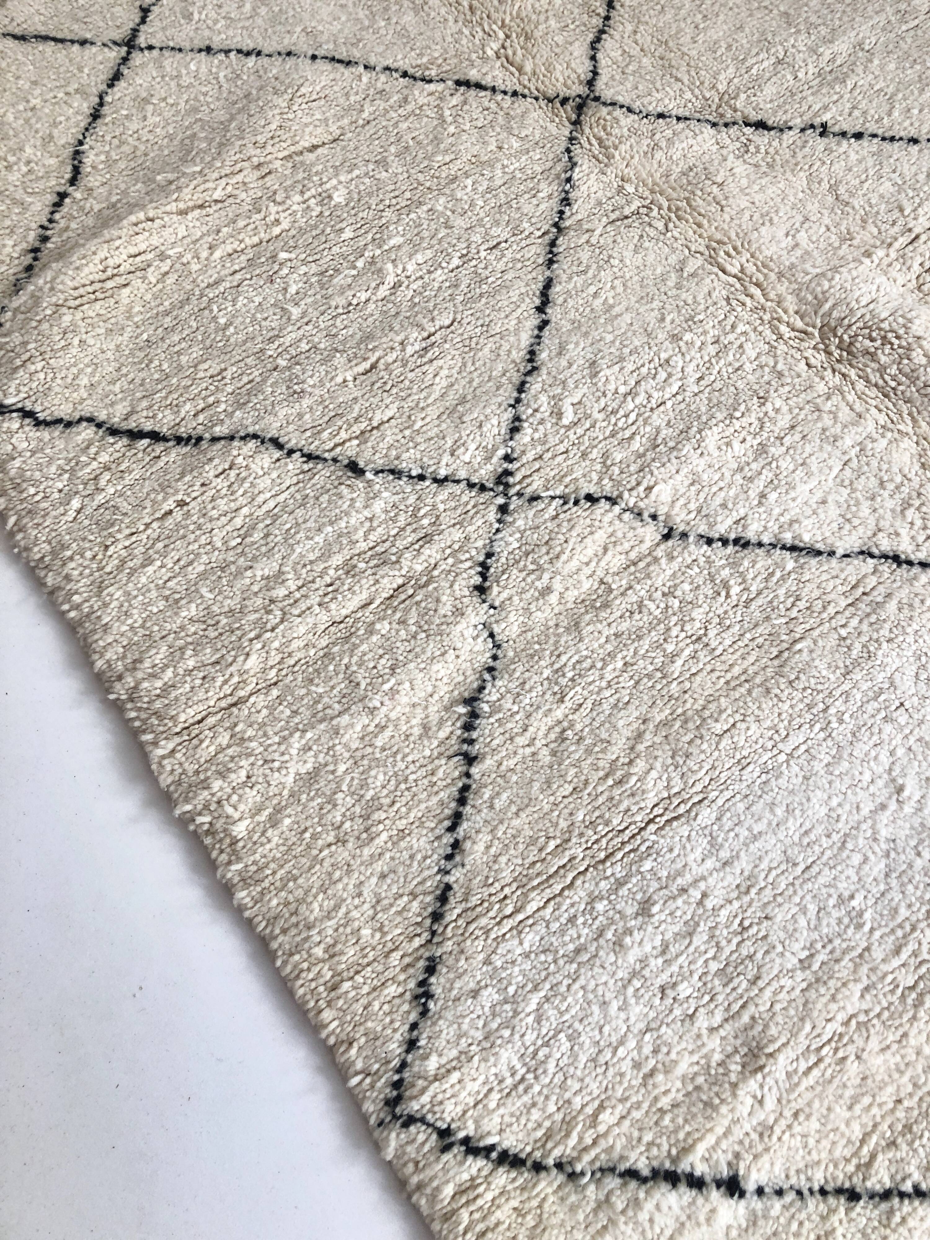 Moroccan Berber carpet with black diamonds 2,36x1.73m