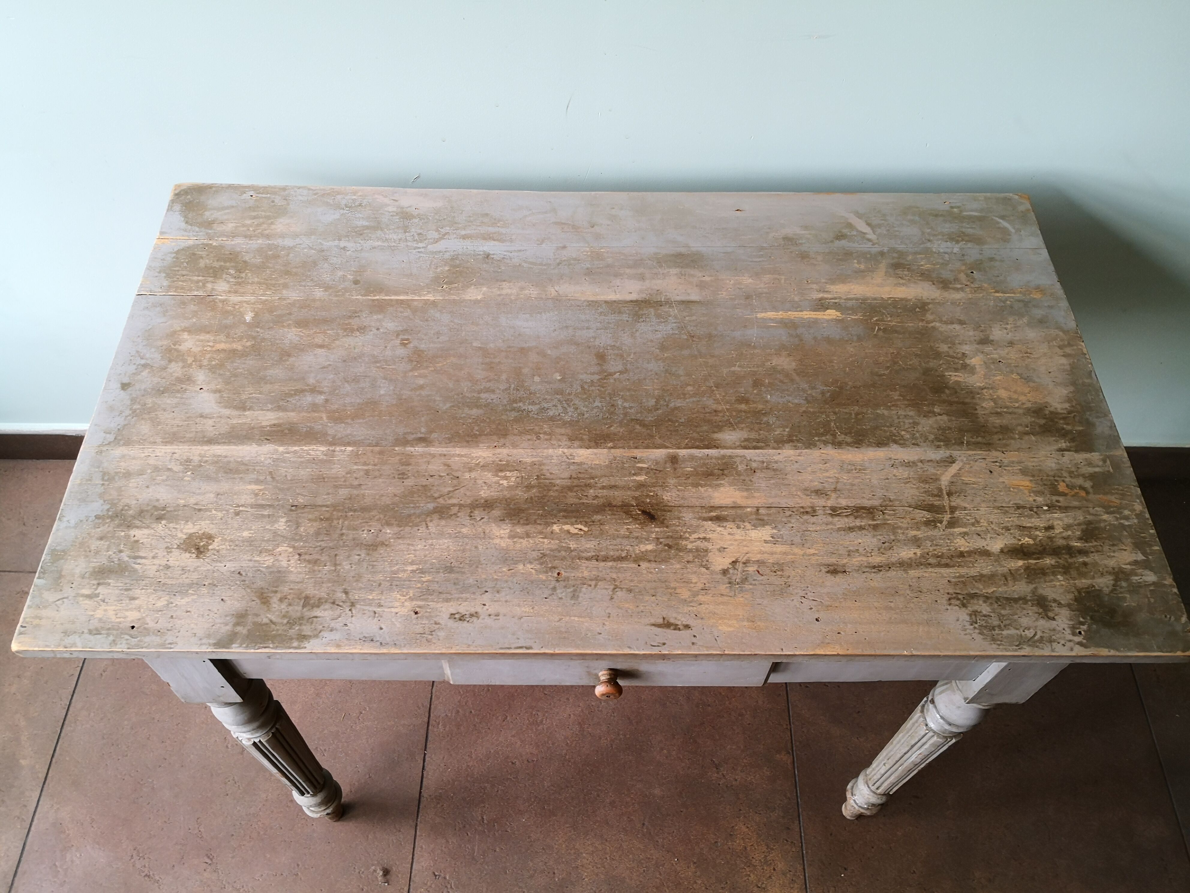 Table en bois bureau patine grise