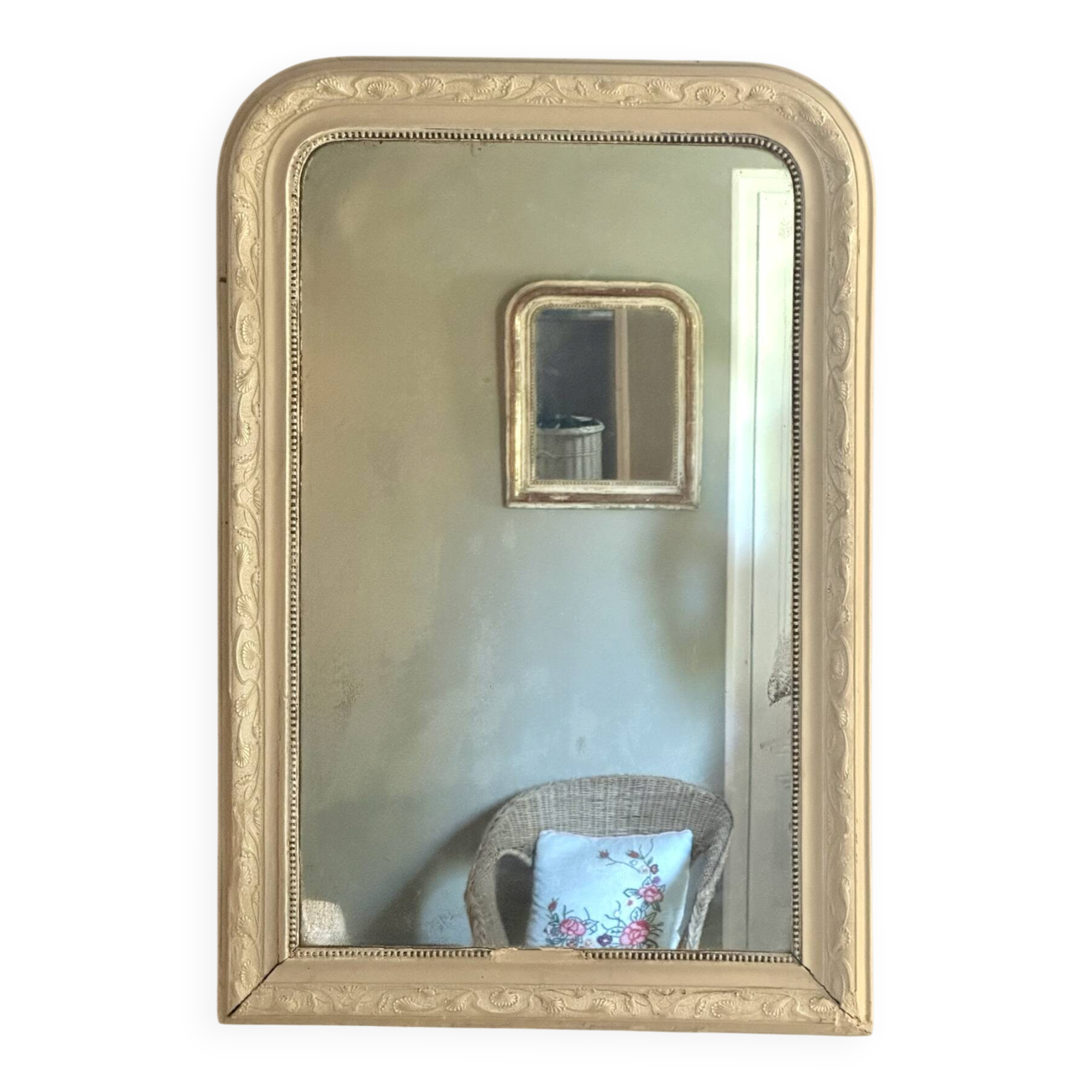 Antique Louis-Philippe mirror with pearls and shells, white patina.