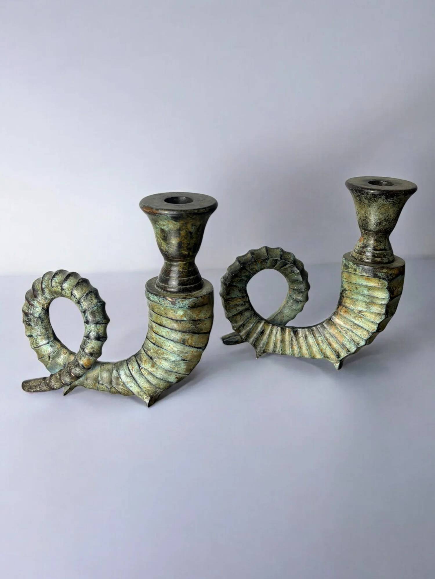 Paire de porte-bougies en faux corne en laiton, Italie, années 1970.