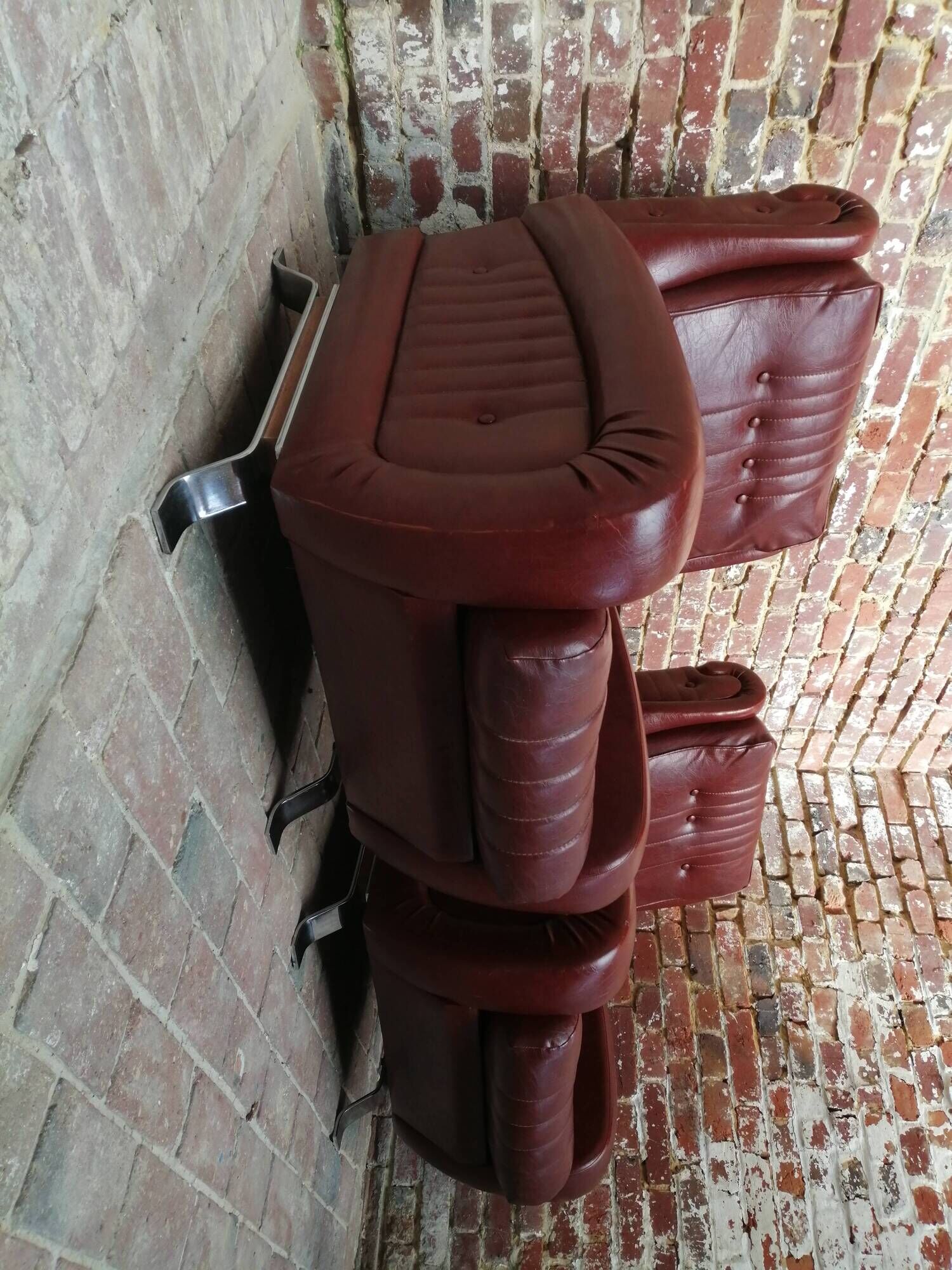 Couple de fauteuil en simili cuir rouge bordeaux, annees 70