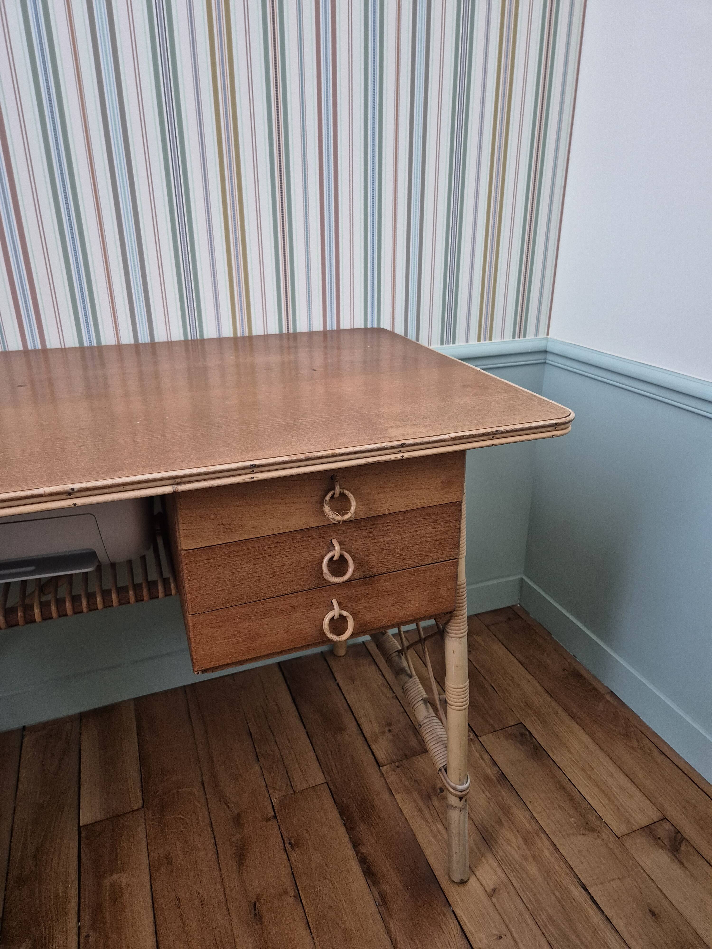 Bureau ancien en rotin