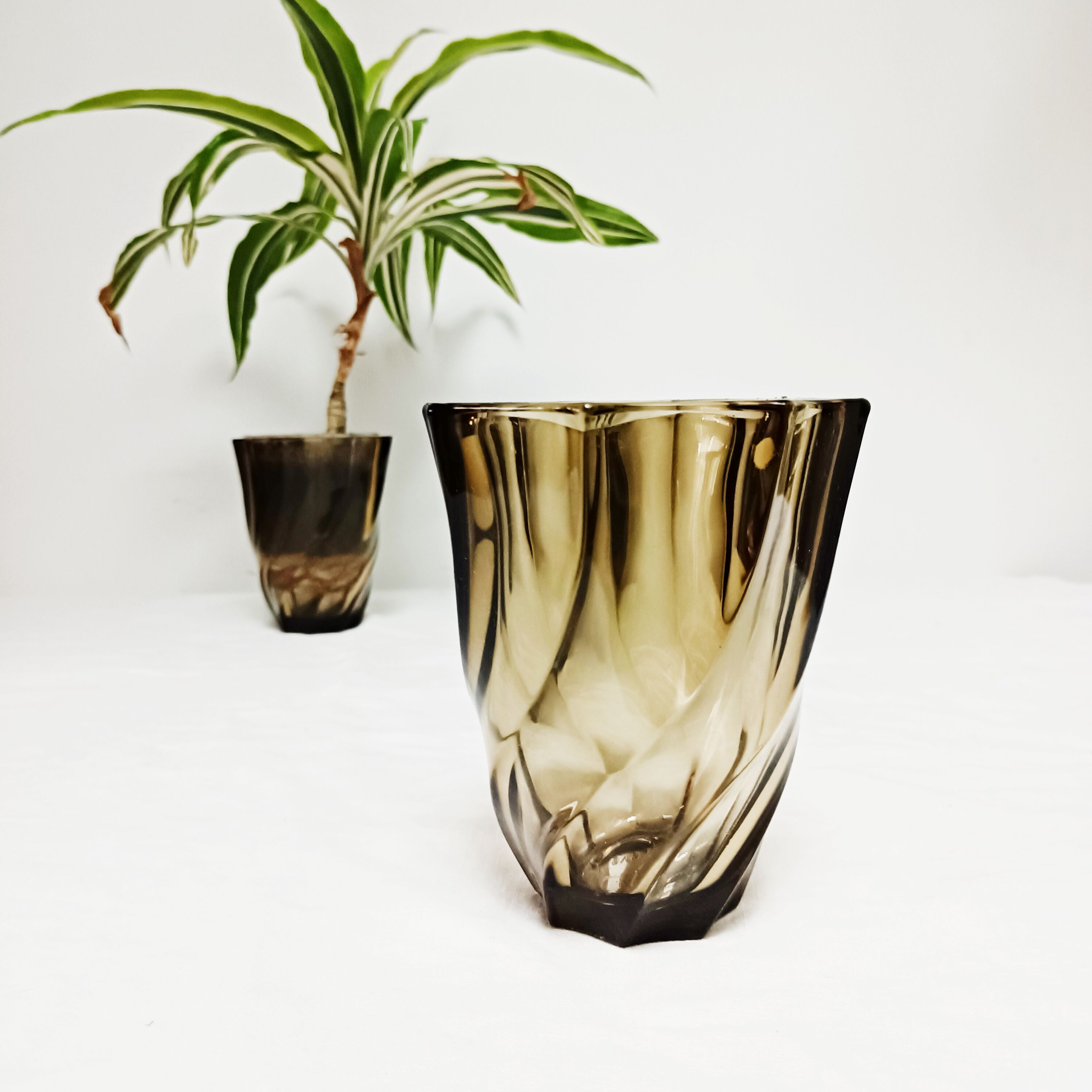 Smoked glass whirlwind vase Lever
