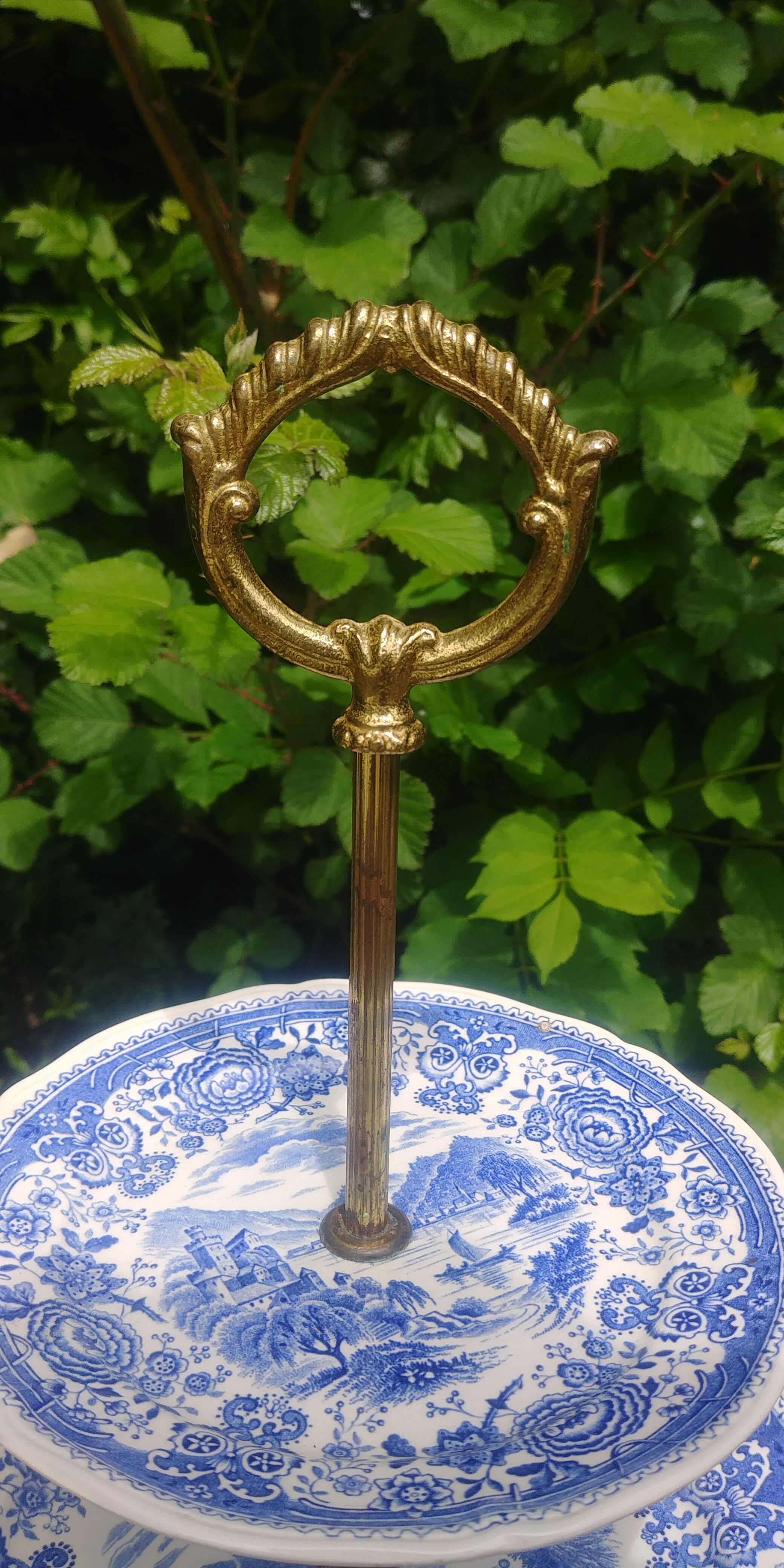 Servant dish with 3 floors in porcelain from Villeroy & Boch model Burgenland blue