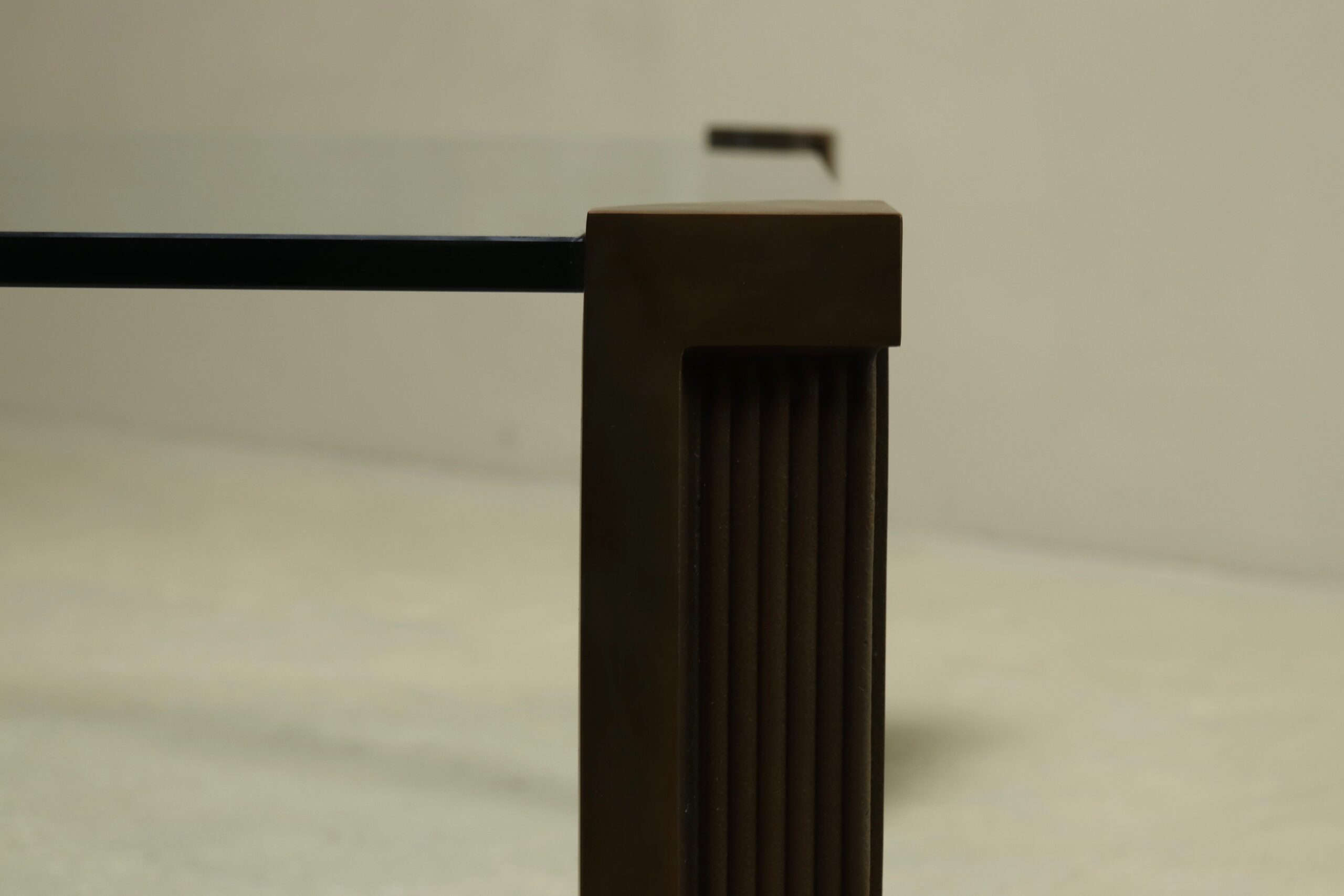 Grande table basse monumentale modèle T14 par Peter Ghyczy années 1970