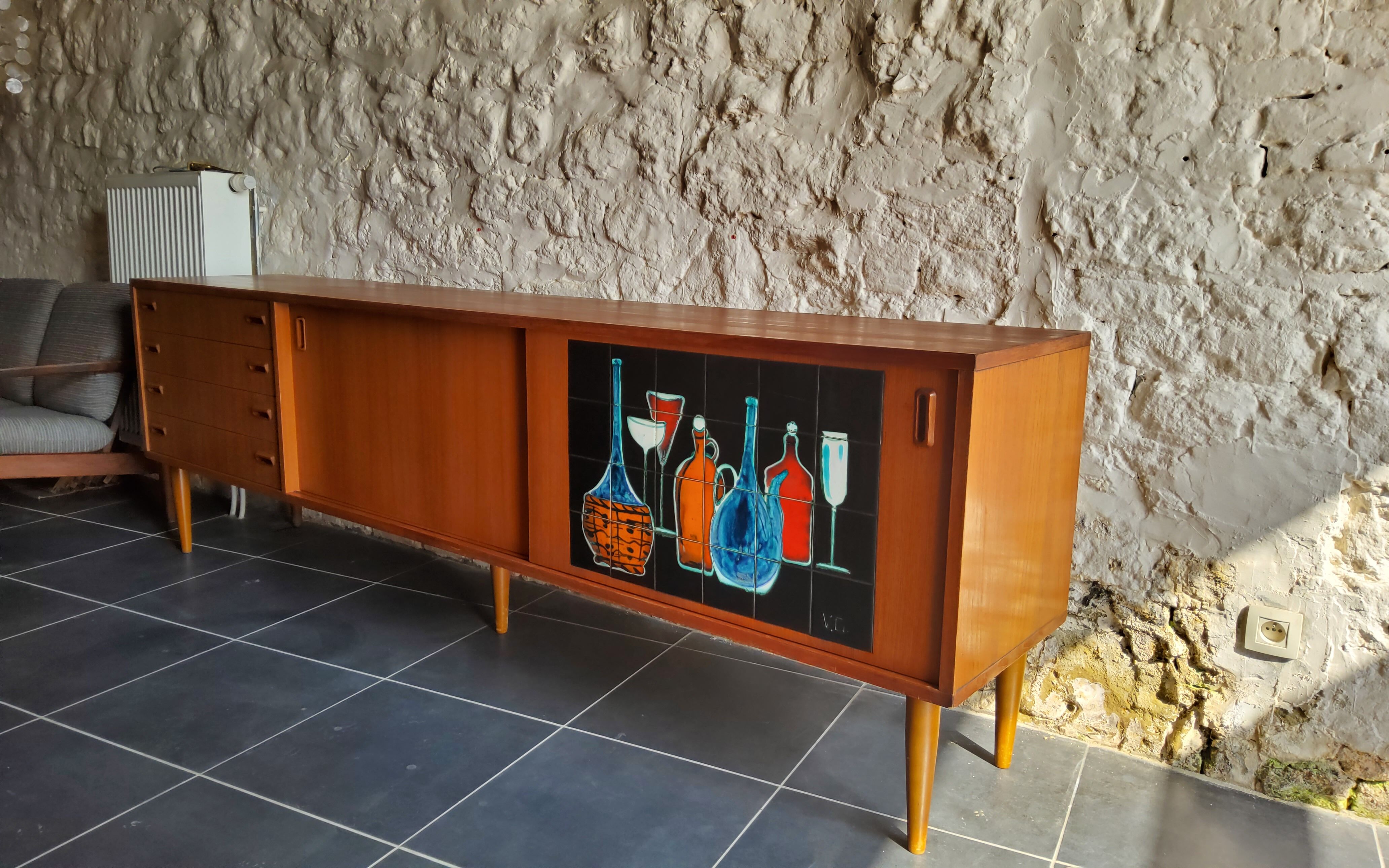 Vintage row with sliding doors and ceramic decoration