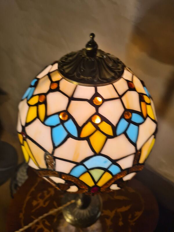 Lampe en bronze ciselé et abat-jour vitrail en verre soudé, 19e siècle