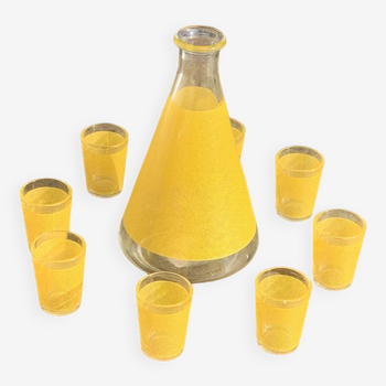 Service a liqueur compose d'une carafe en verre et de 8 petites verres sérigraphies jaune