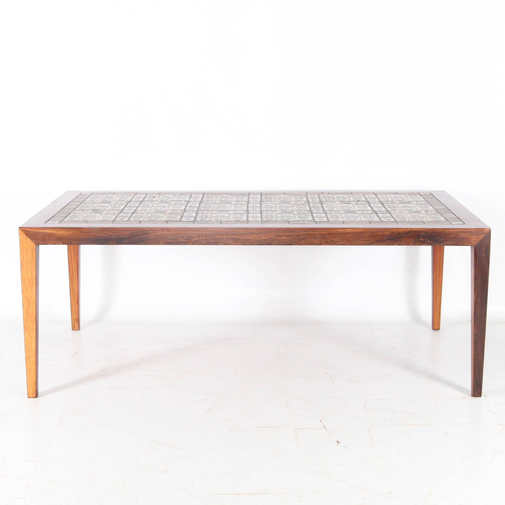 Set of coffee tables in rosewood and ceramic.