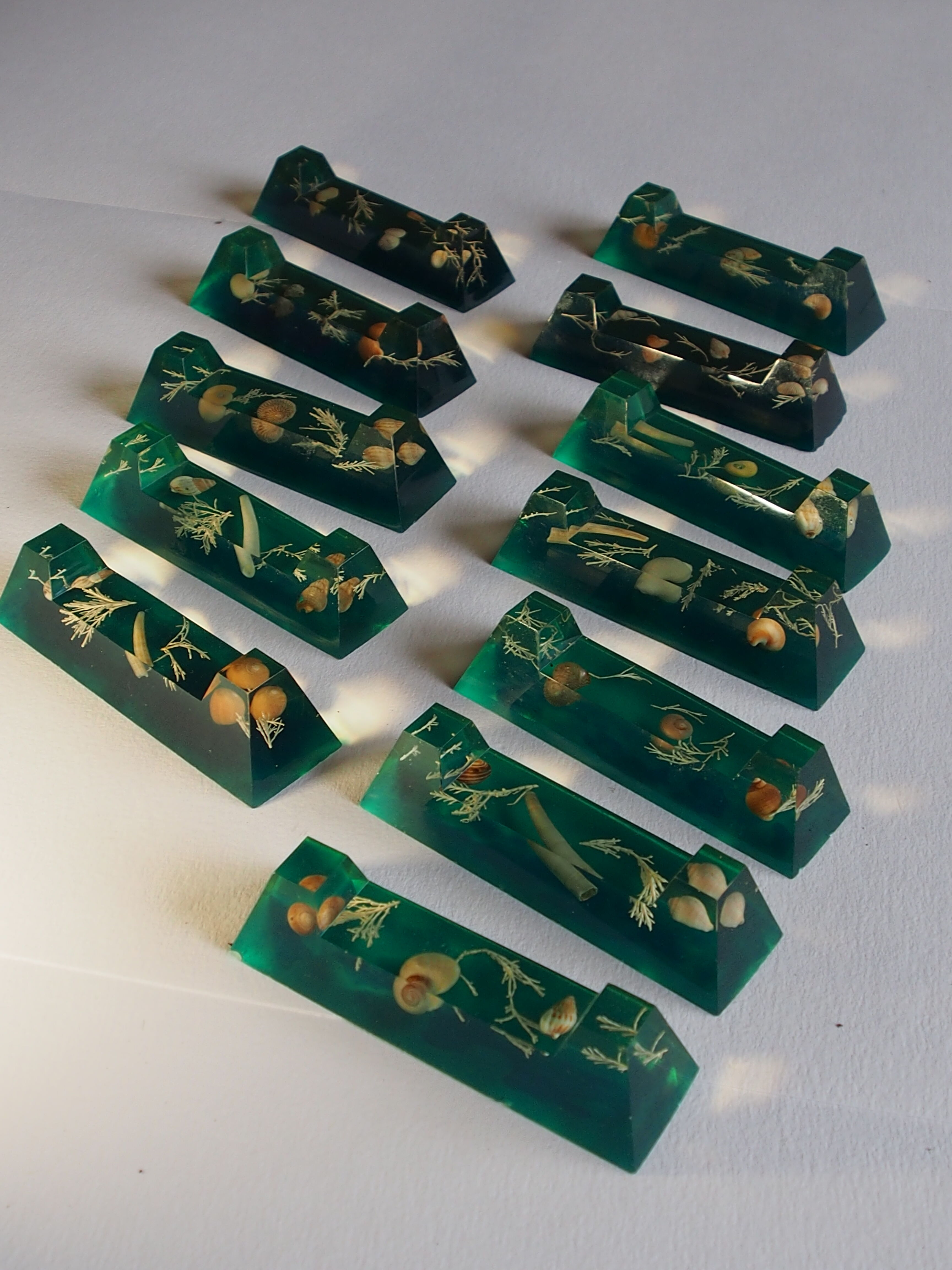Knife holder in resin and inclusion of shells