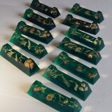 Knife holder in resin and inclusion of shells