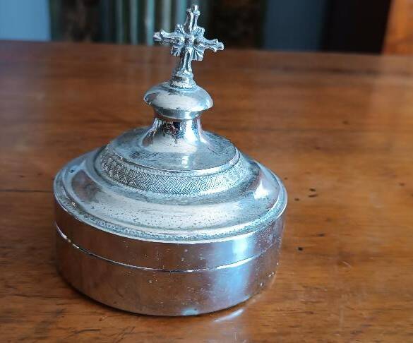 Custode antique en laiton argenté pour contenir des hosties, début du XXe siècle