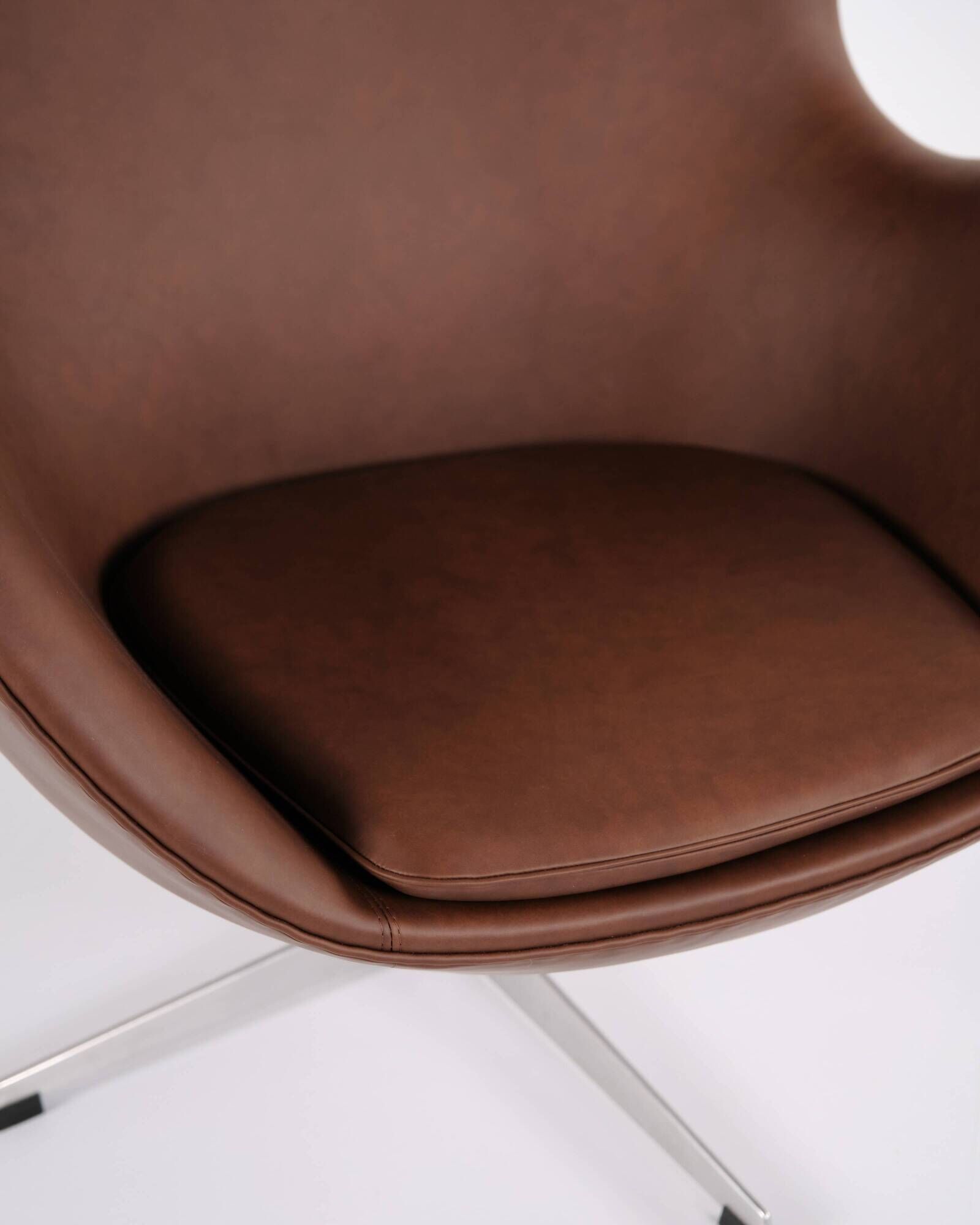 The Egg - Model 3316 - Brown leather - Arne Jacobsen - Fritz Hansen