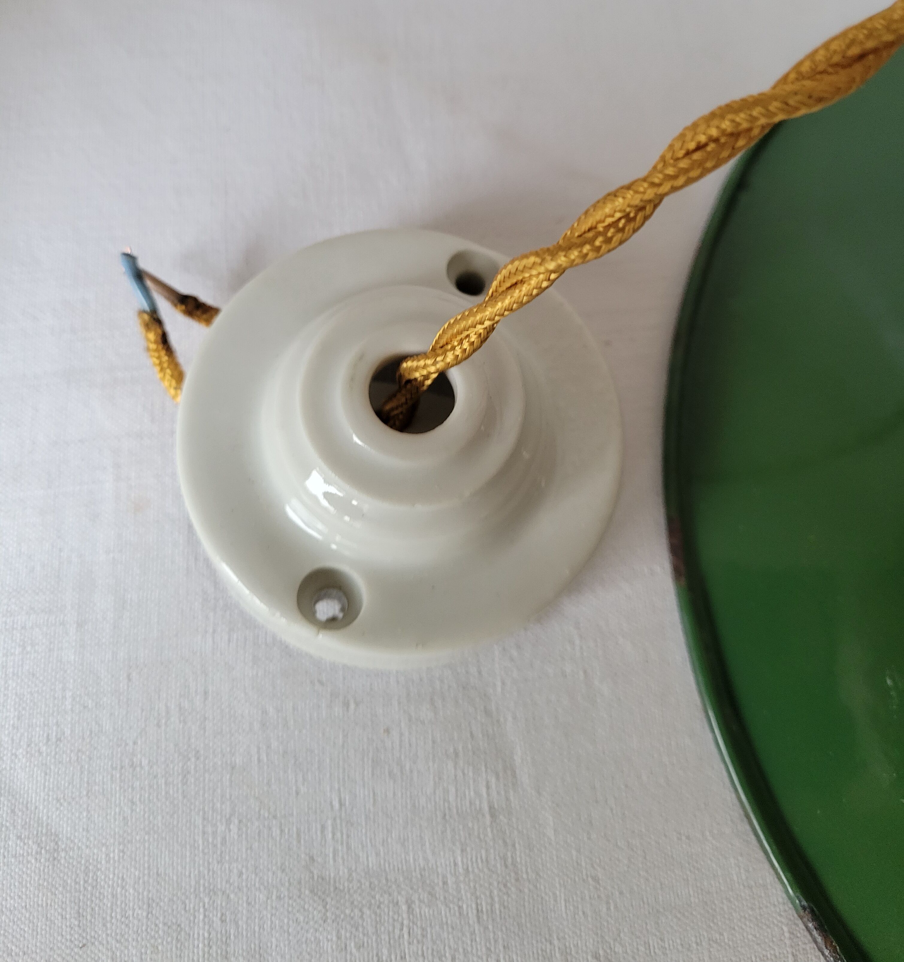 Enamelled sheet metal suspension