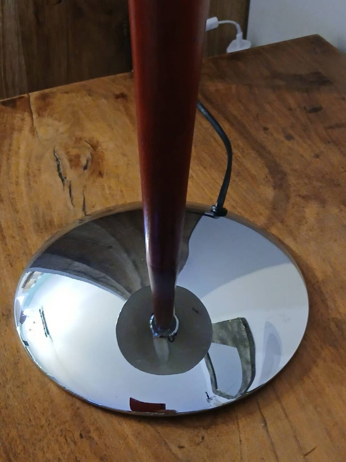 Mushroom lamp called "liner"