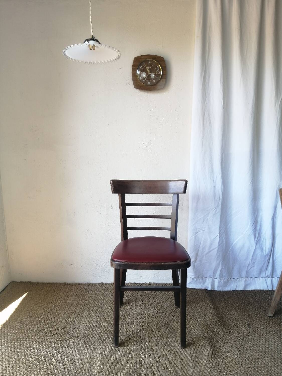 Lot de 19 chaises bistrot en bois et skaï rouge vintage.