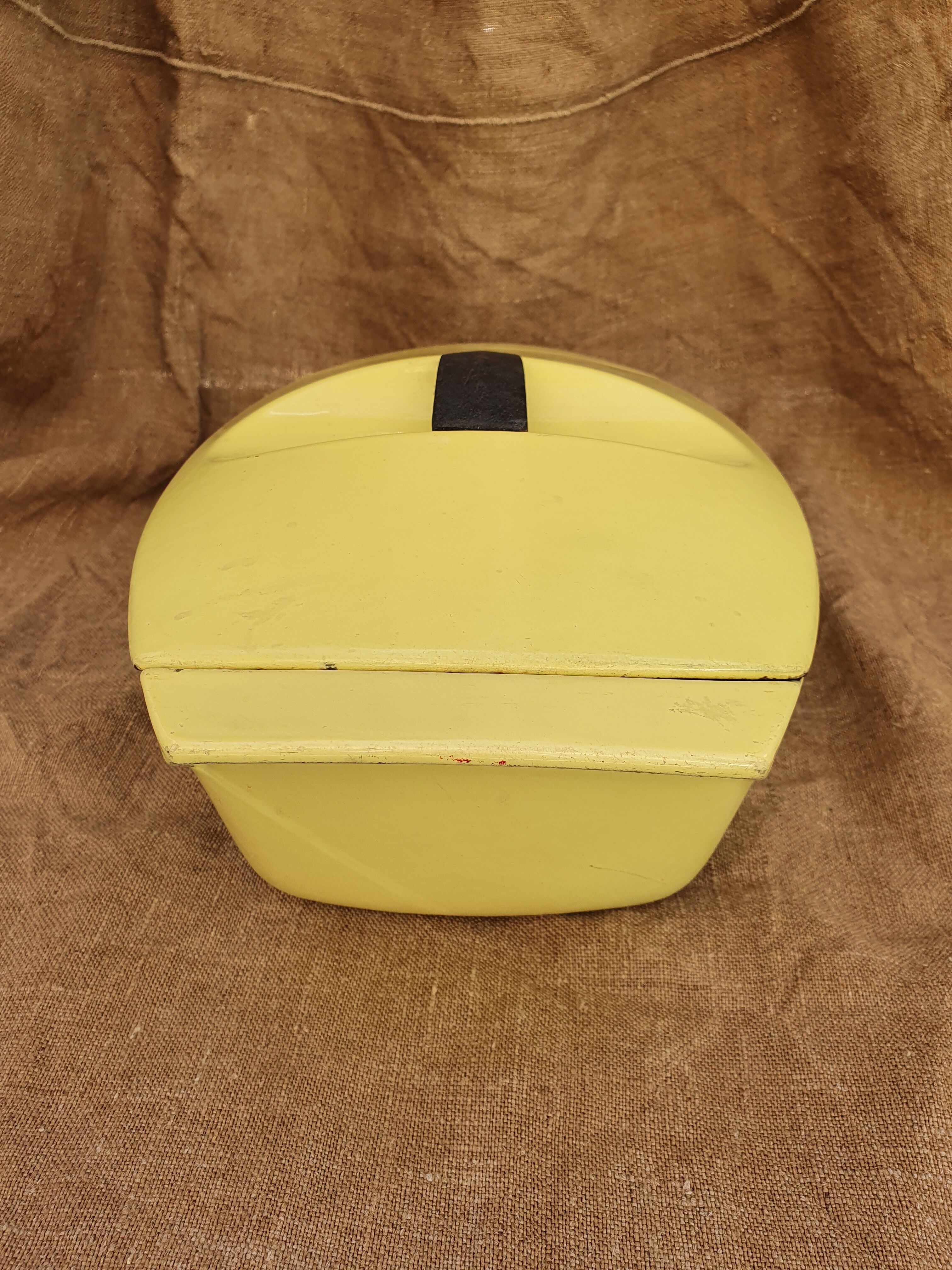 Enamelled cast iron cocotte designed by Raymond Loewy