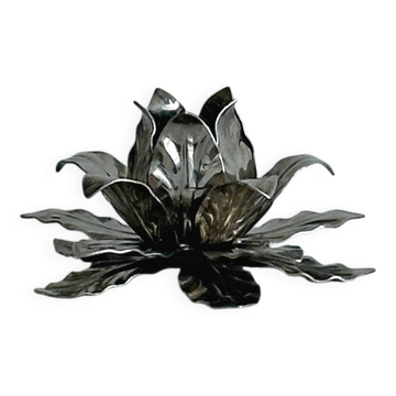Light metal flower candlestick