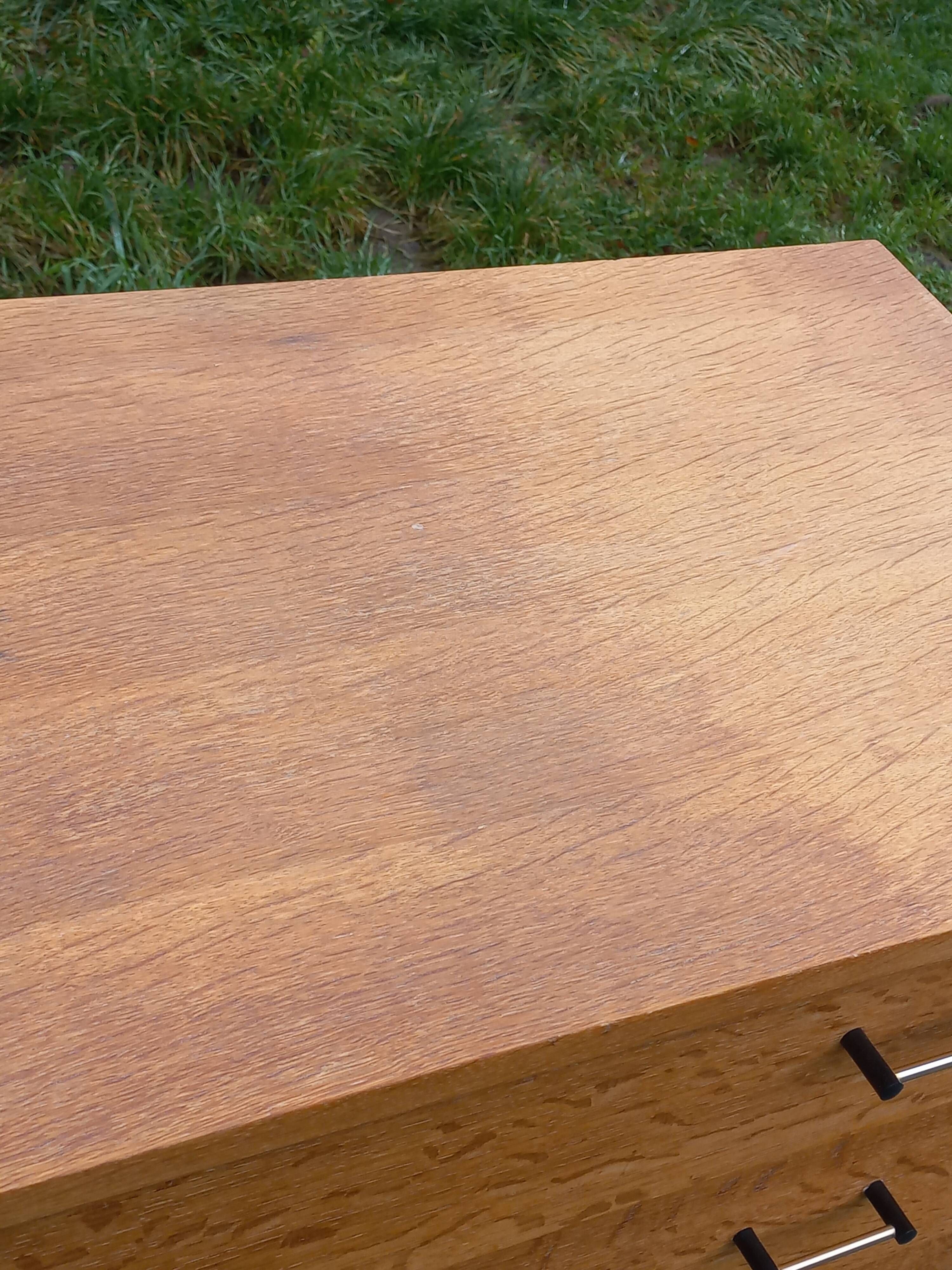 Vintage oak chest of drawers with 4 drawers from the 1960s.