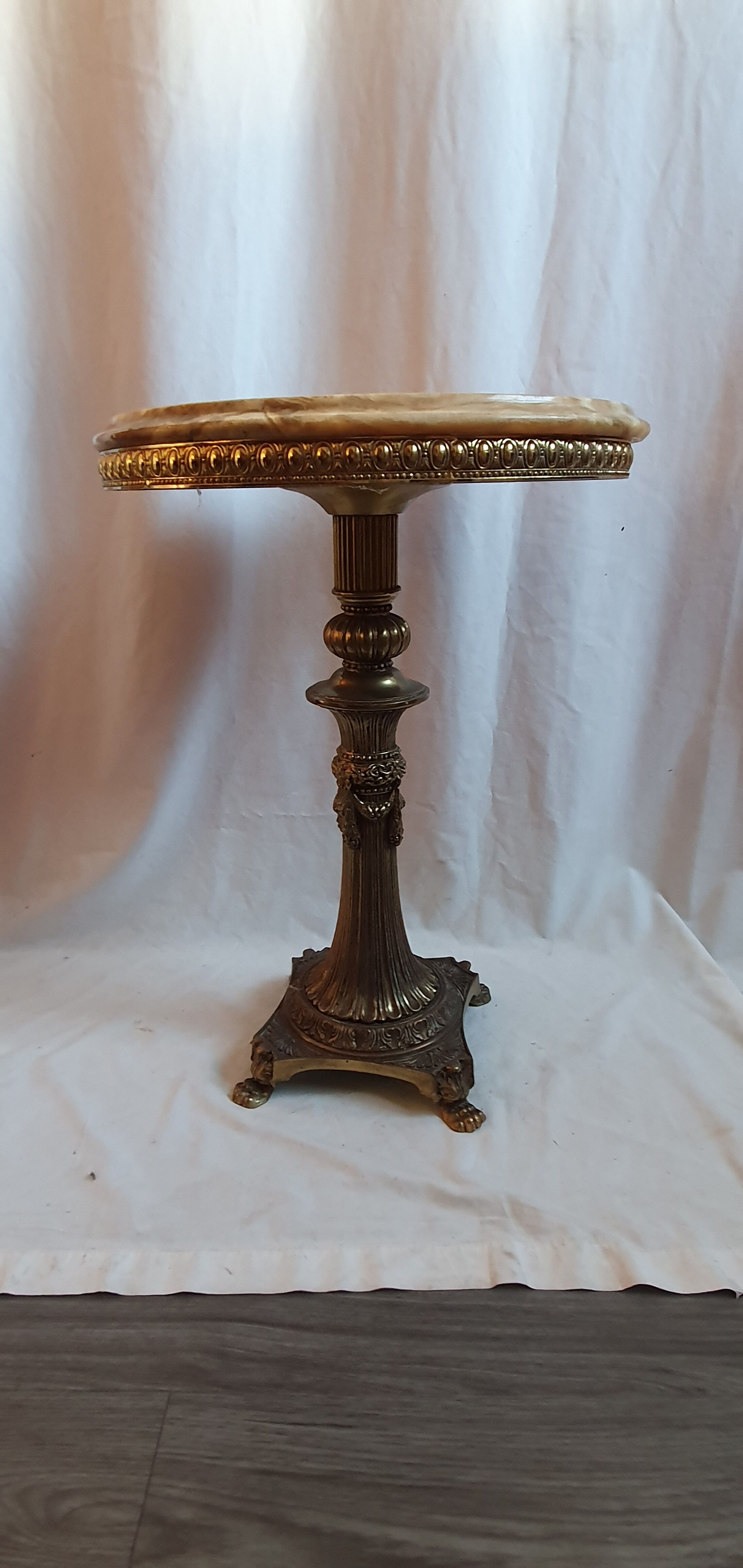 Marble table lion's feet