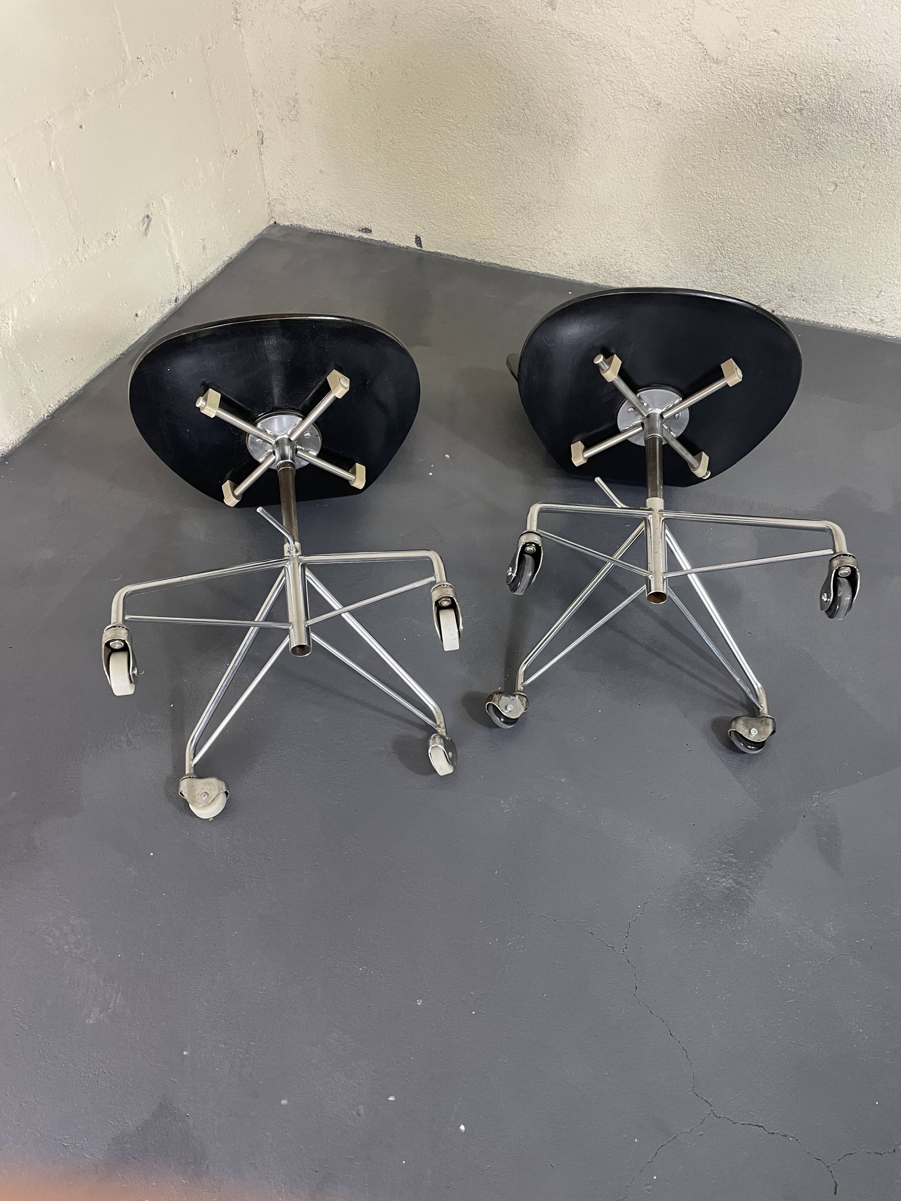 Pair of office chairs by Arne Jacobsen for Fritz Hansen (circa 1955)