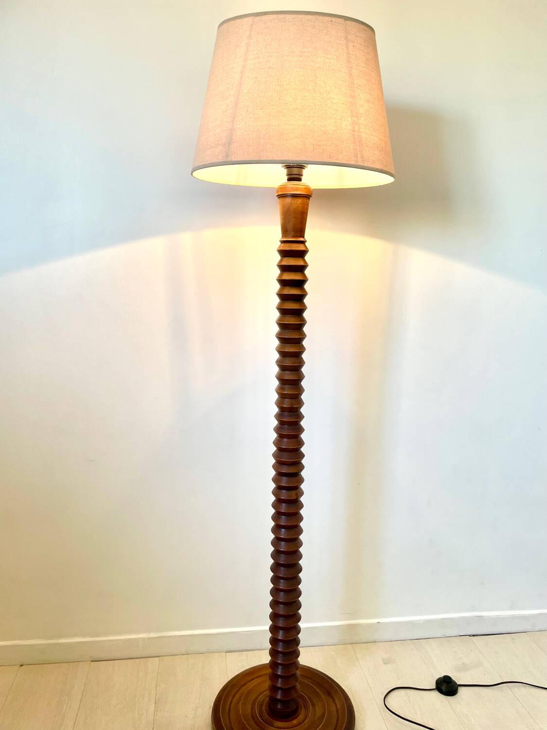 Lampadaire français en chêne tourné 1950
