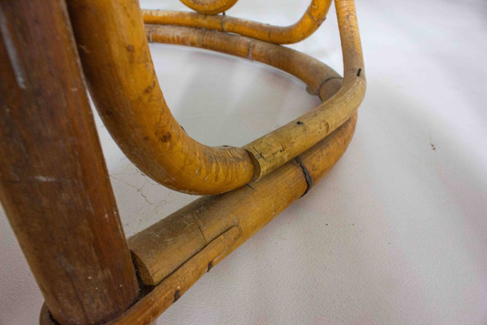 Ensemble funky de cinq chaises en bambou des années 60