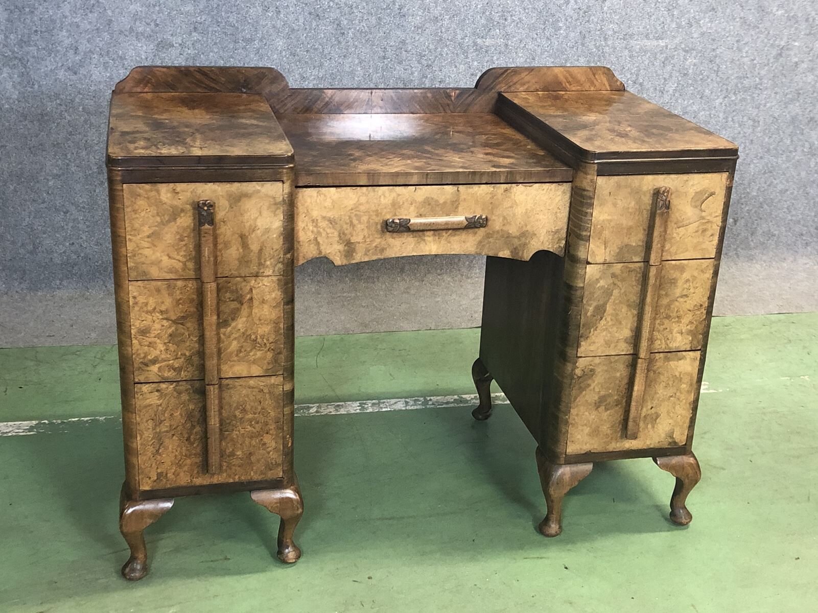 Bureau anglais Art déco en loupe de noyer