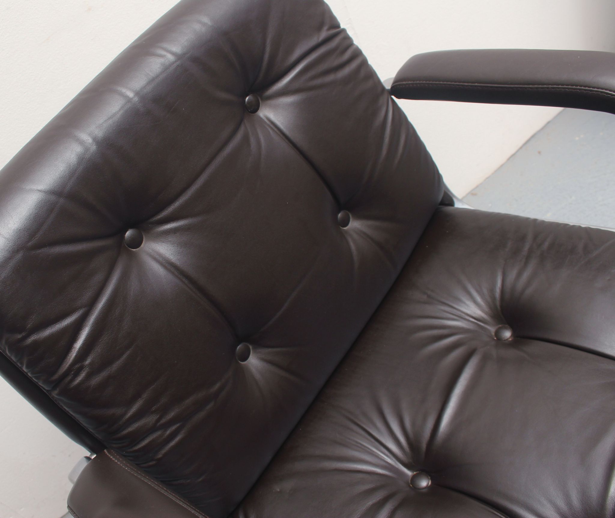 Fauteuil en cuir Drabert marron foncé des années 1970