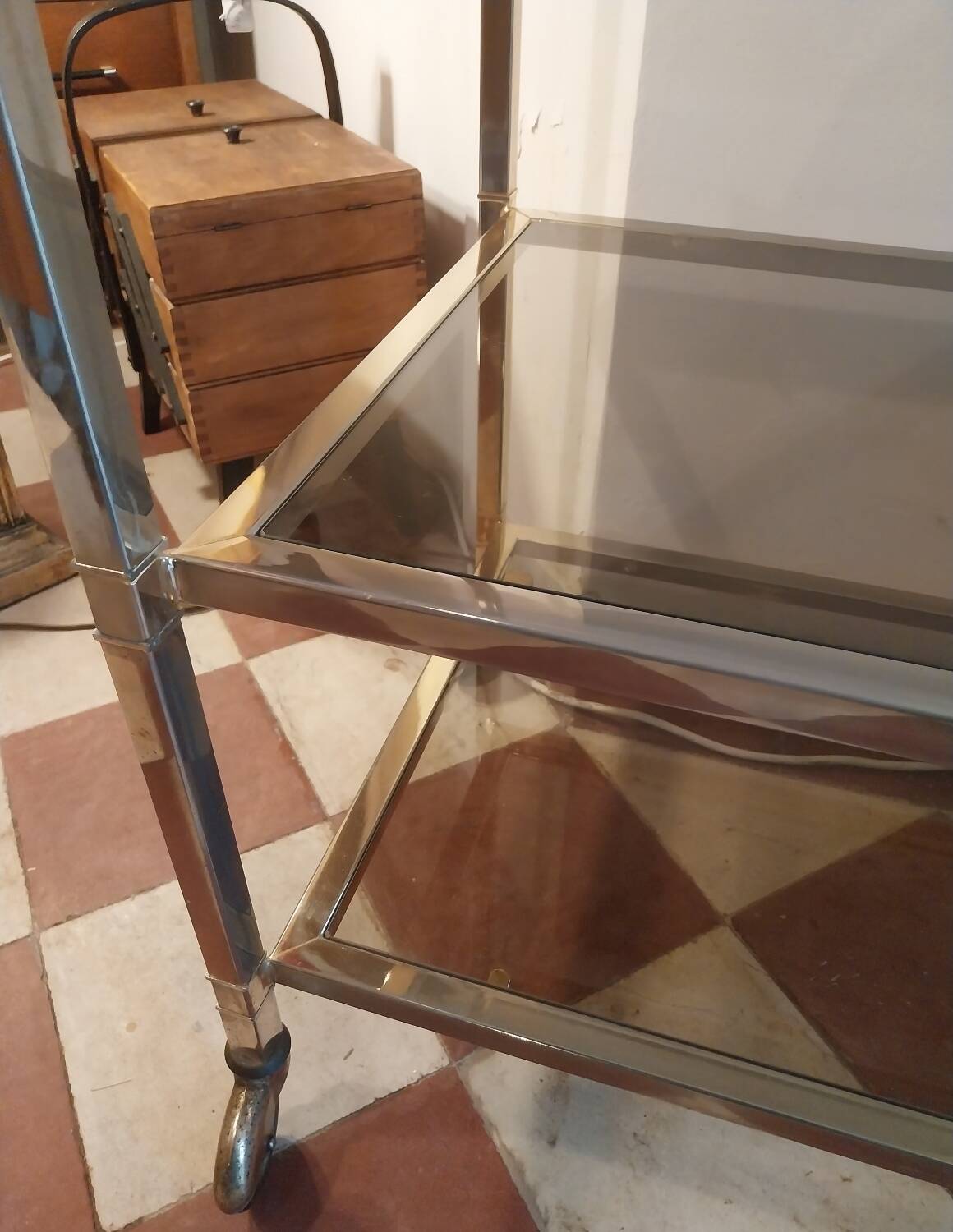 Desserte à roulettes en métal doré