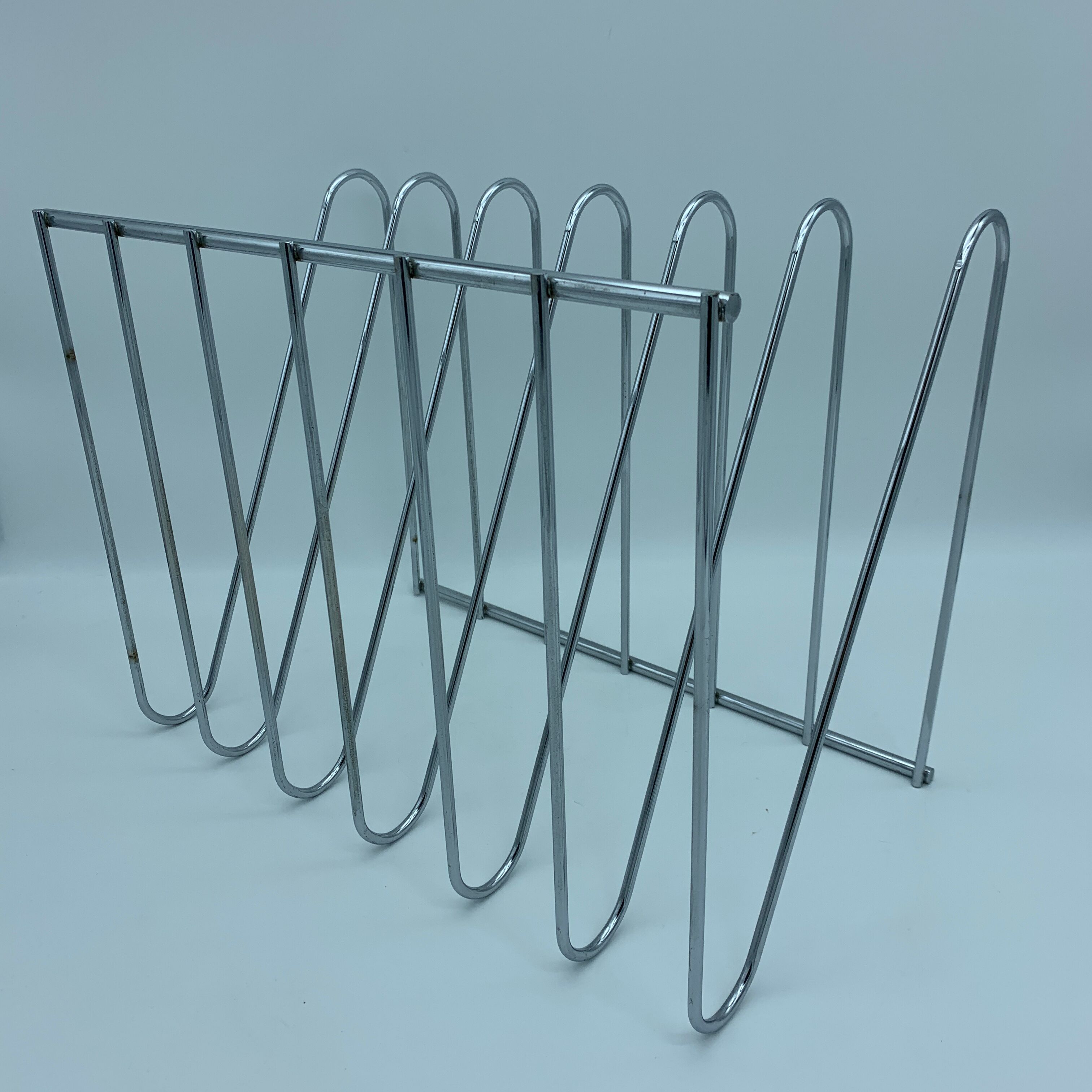 Chrome metal Z magazine rack