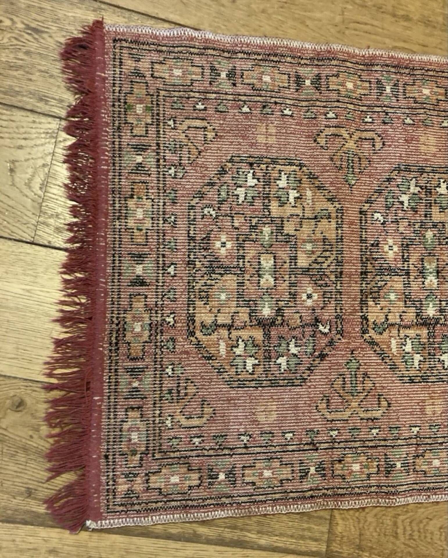 Handmade Persian carpet in pure virgin wool from the mid-20th century.