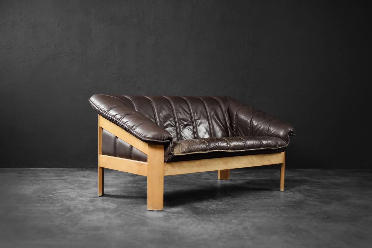 Vintage 2-seater brown leather canapé in modern Danish mid-century style from the 1970s.