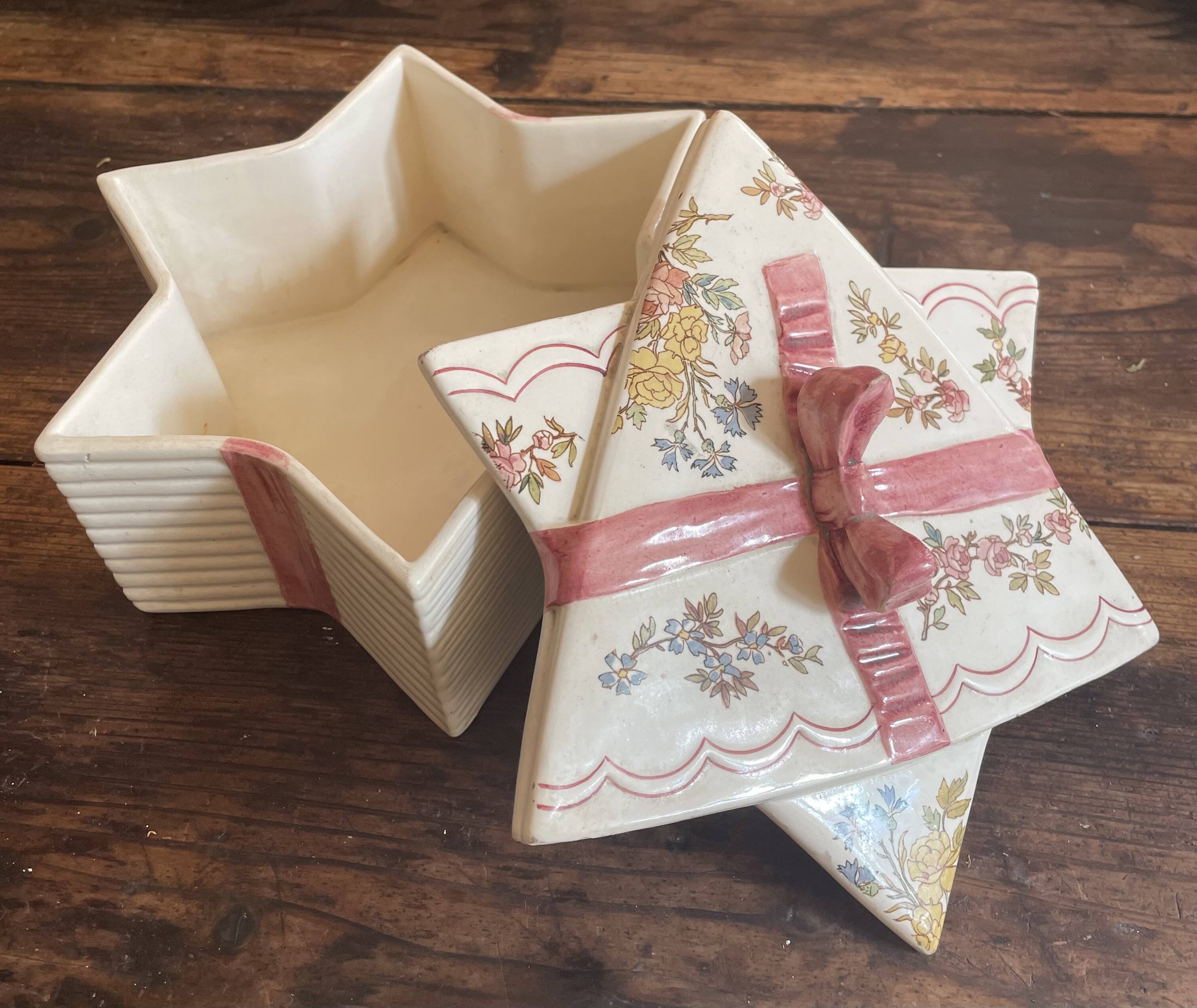star bonbonnière Sarreguemines U&C – Louis XV model – ribbon trompe-l'œil