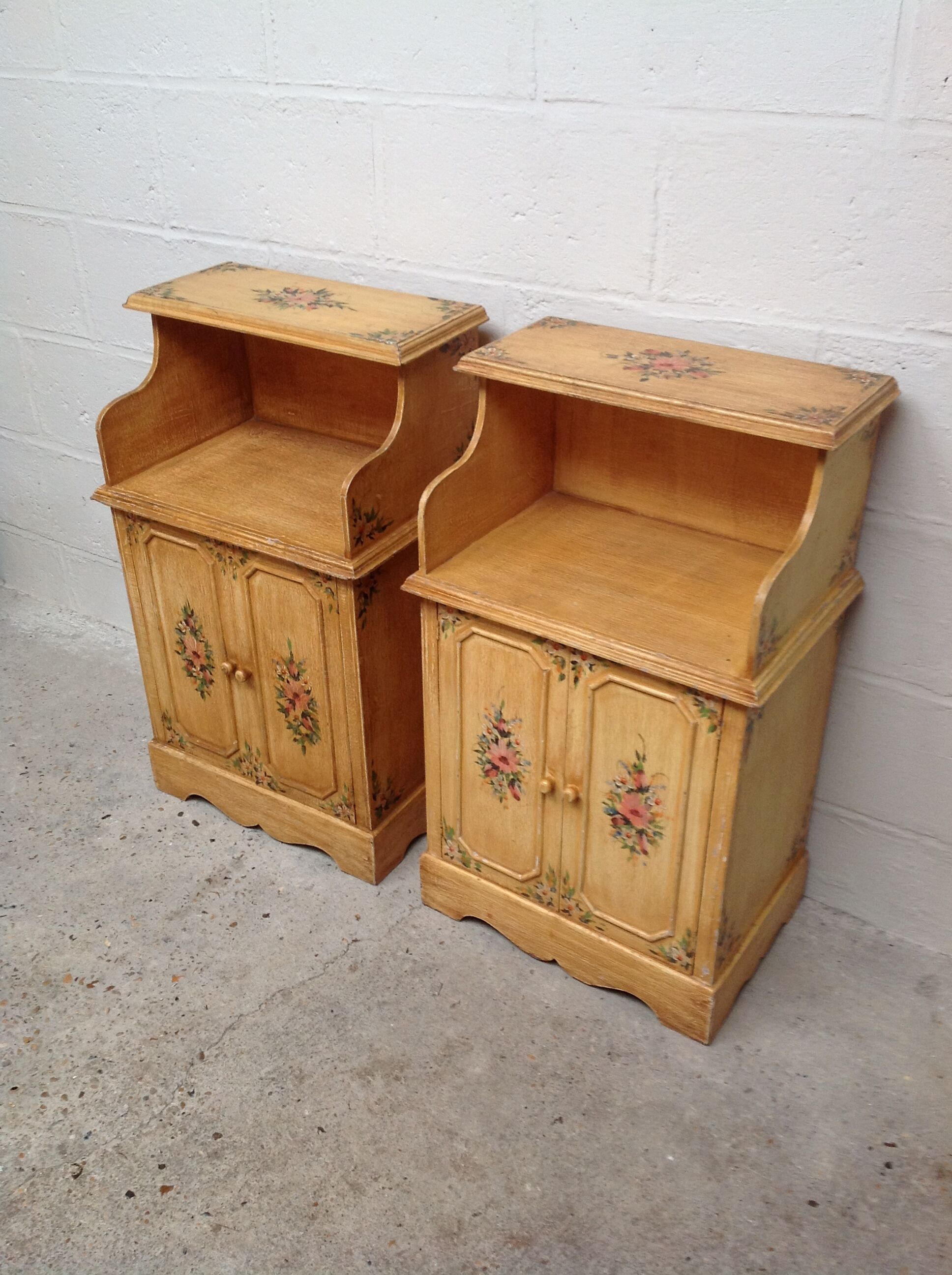 Paire de meubles vintage en bois décor floral