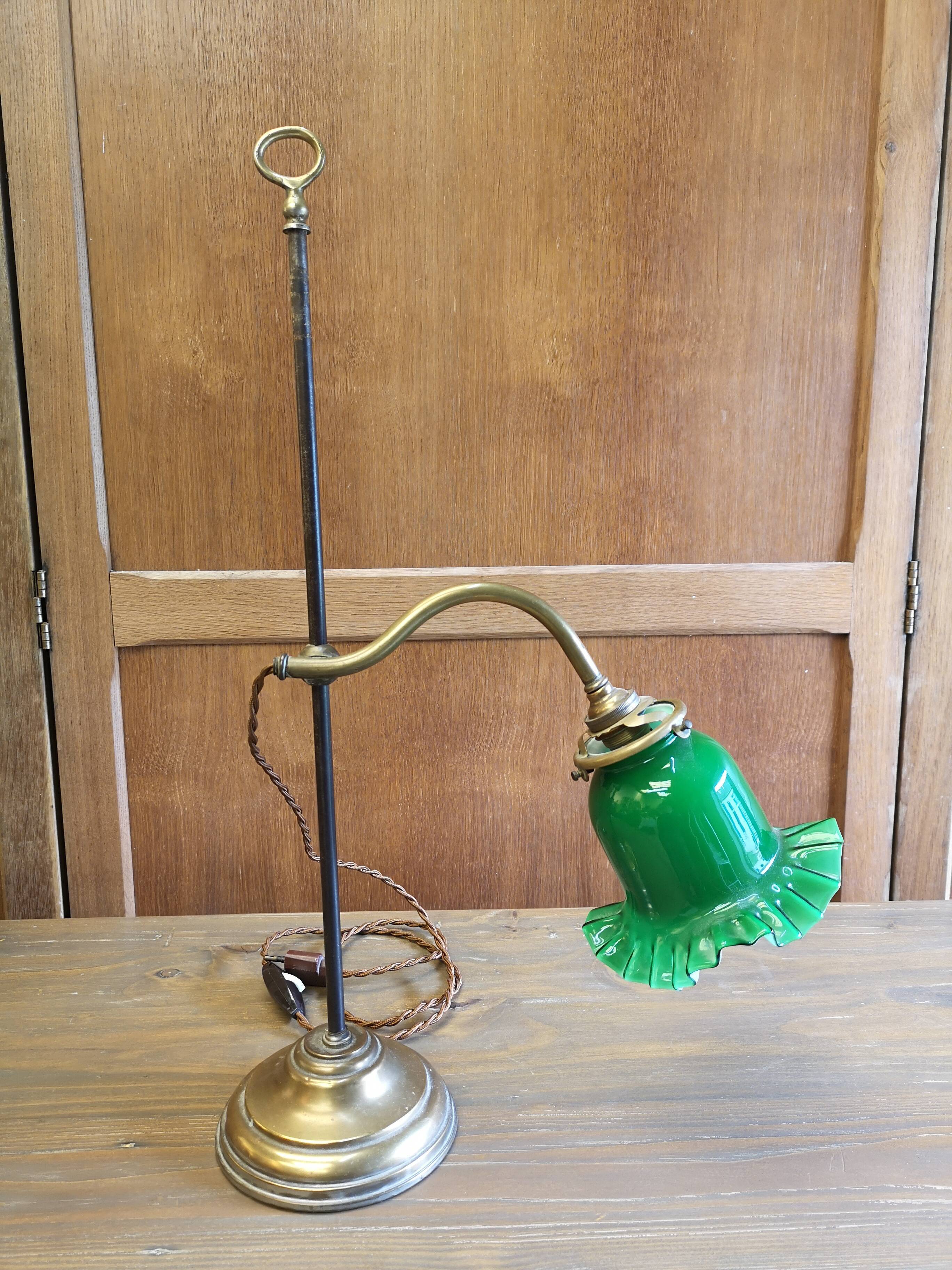 Student bedside desk lamp