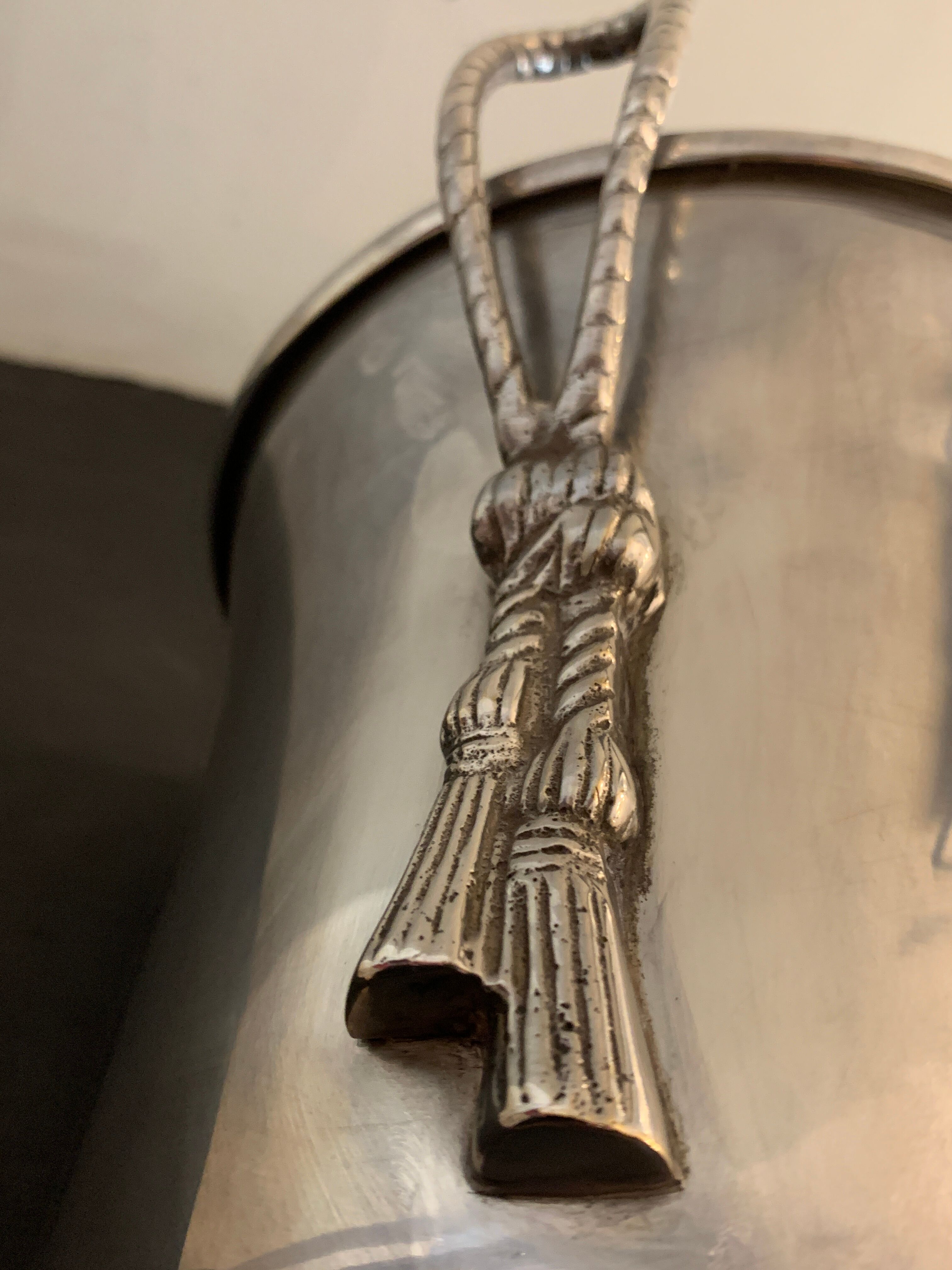 Seau à champagne en métal argenté ancien poinçonné à décor de passementerie