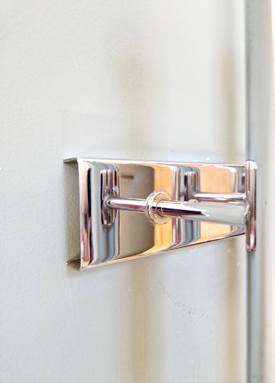 Tubular wall light in chromed metal