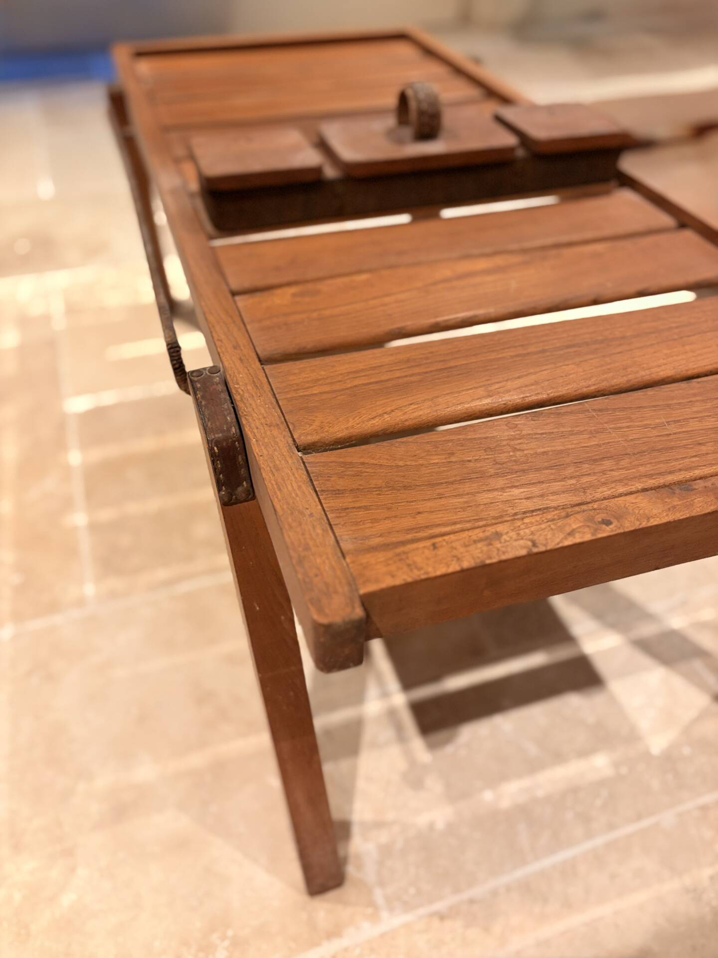 Table basse « Meubles pour la campagne » par Jacques Adnet – vers 1950
