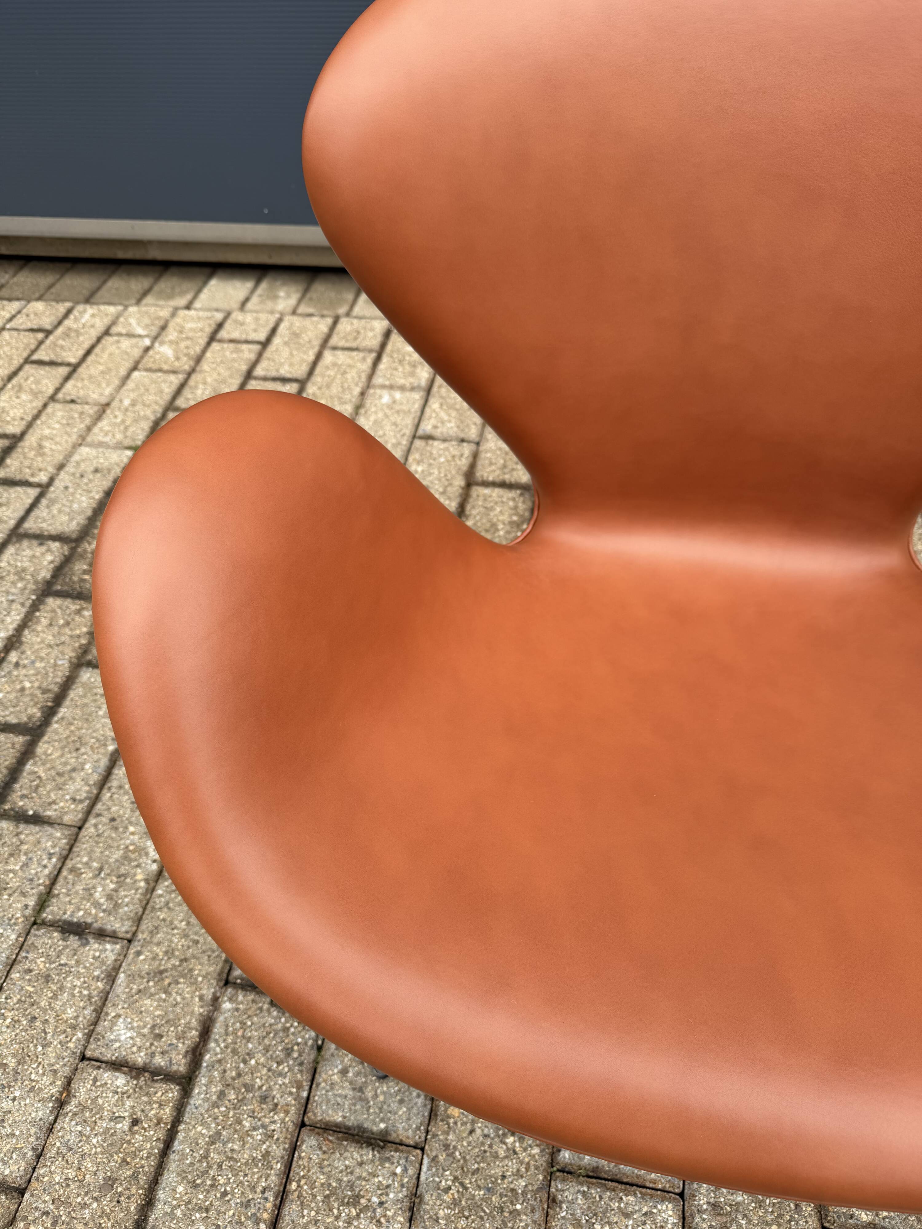 Fritz hansen swan chair cognac leather, new condition!!