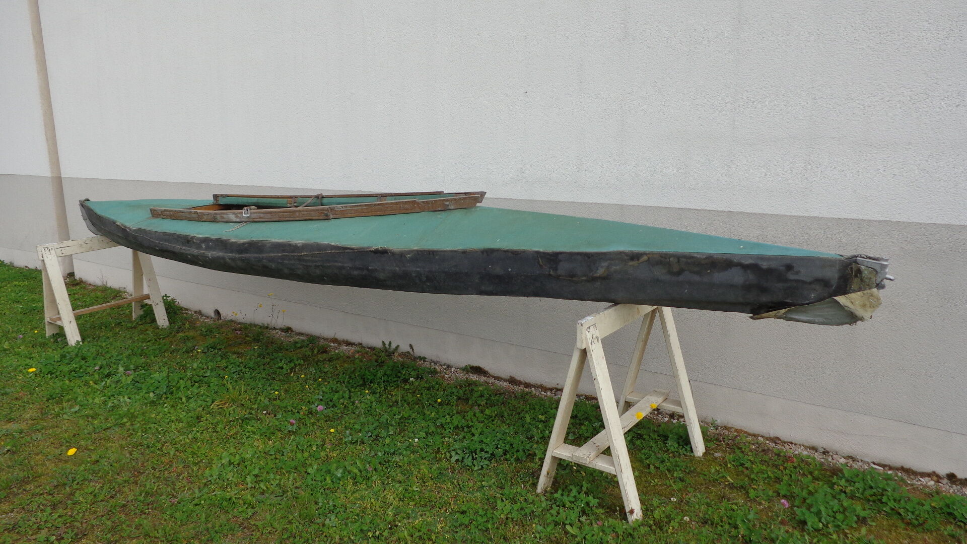 Canoé en bois et tissu