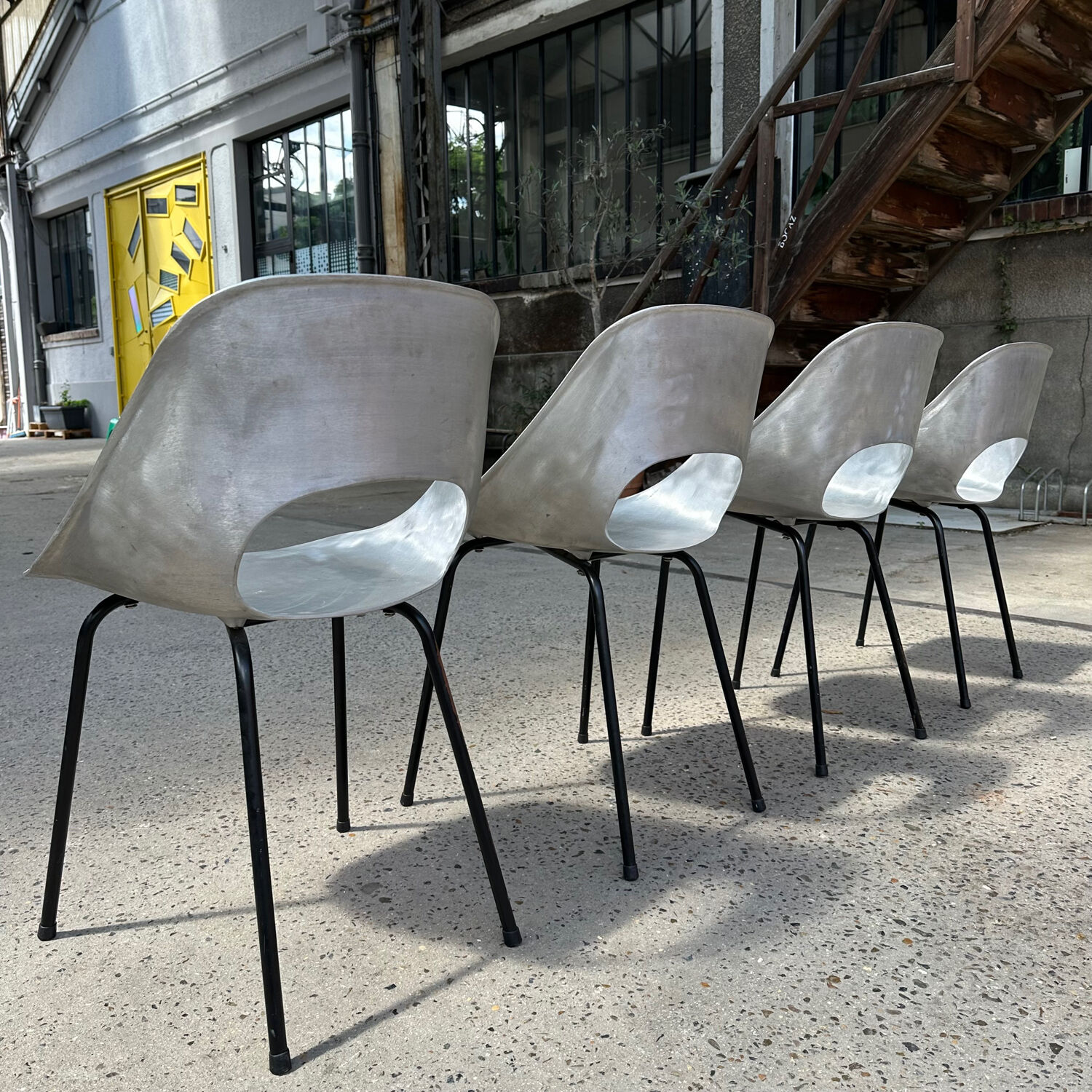 Suite de 4 chaises Tulipe par Pierre Guariche