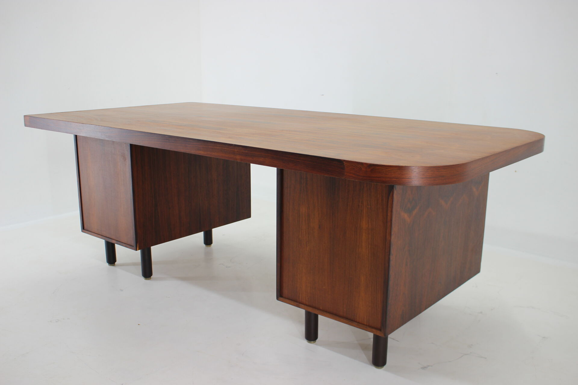 1960s Large exclusive free standing palisander desk