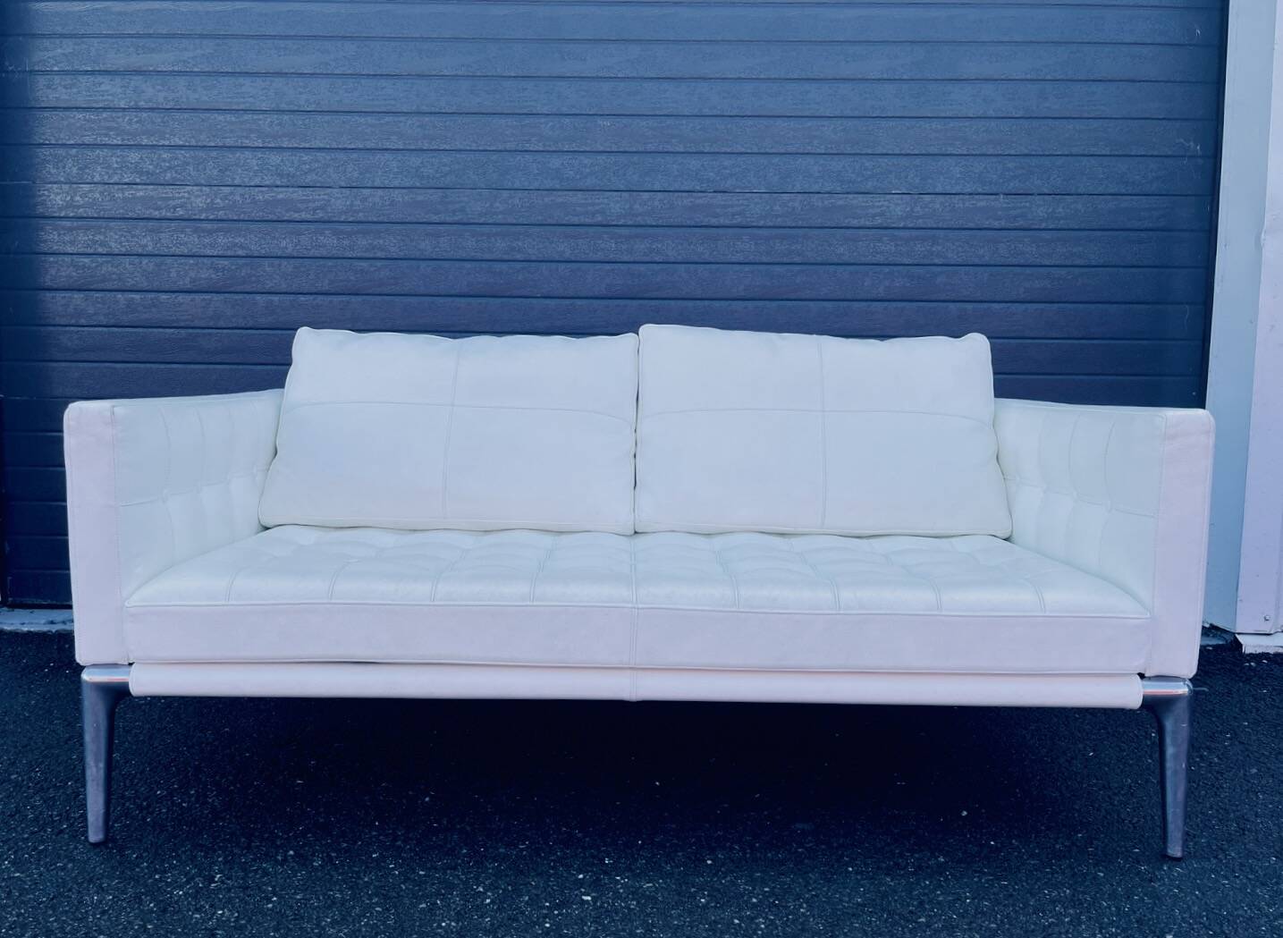 White leather flower sofa Phillipe Starck x Cassina (volage 243_02 model