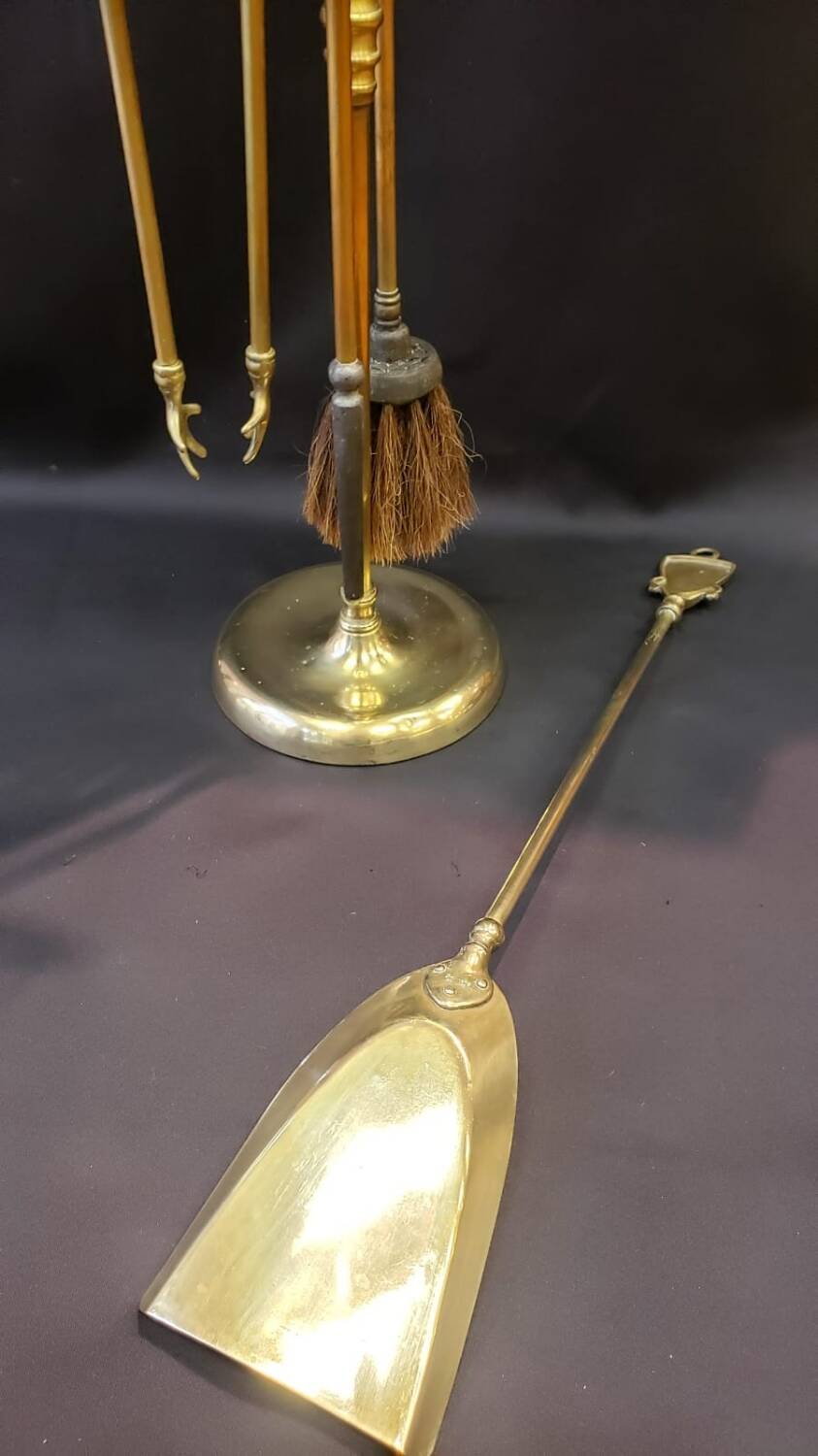 Brass fireplace set with 4 accessories.