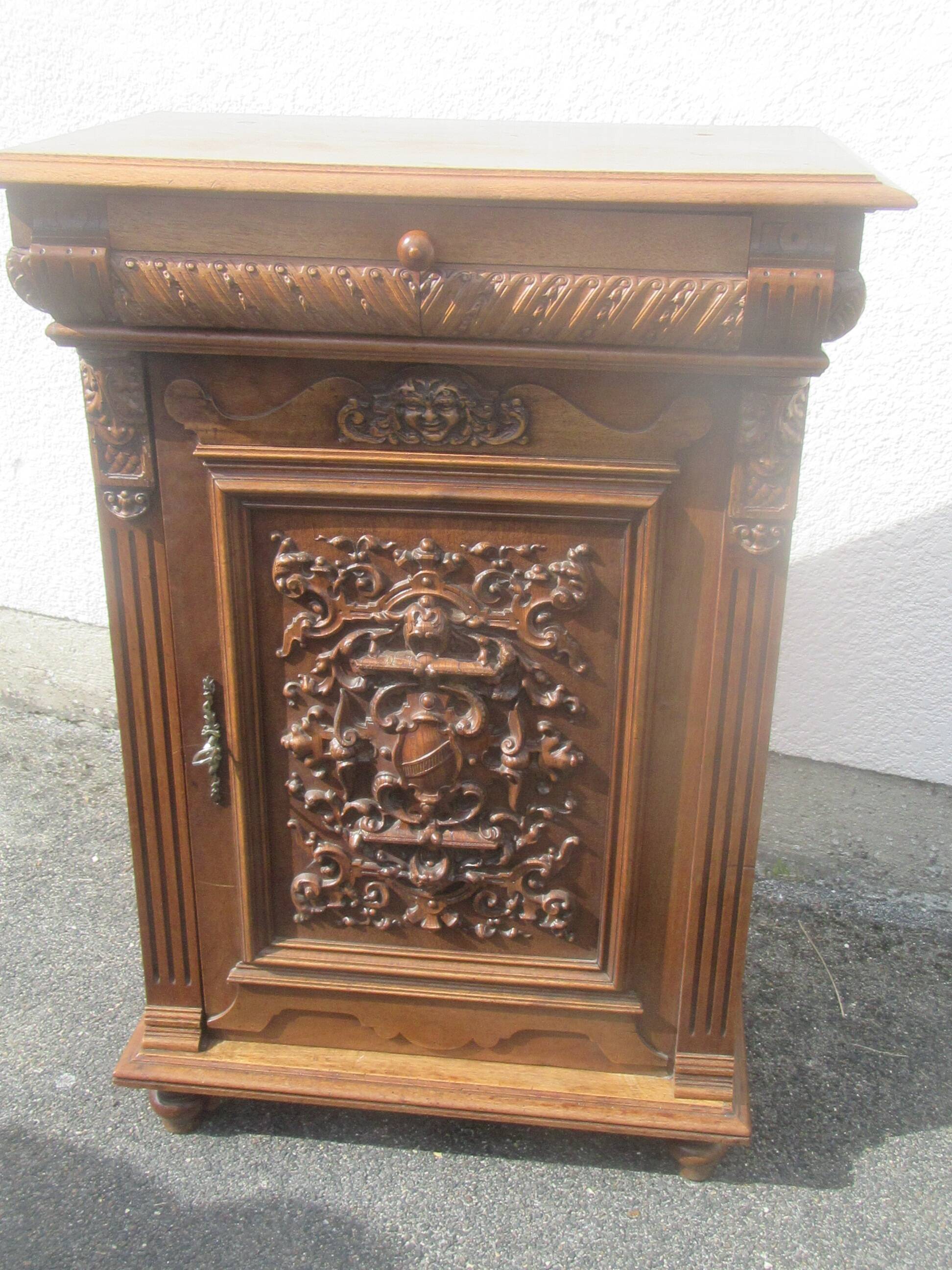 Confiturier en noyer sculpté