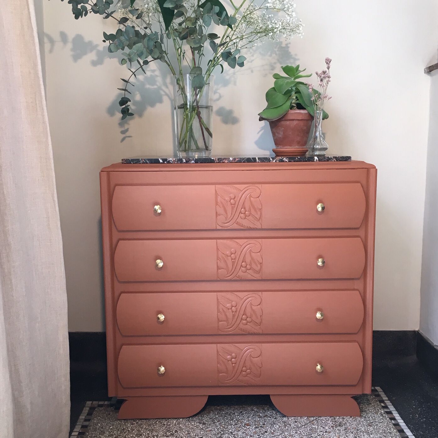 Commode ancienne restaurée et son plateau en marbre noir
