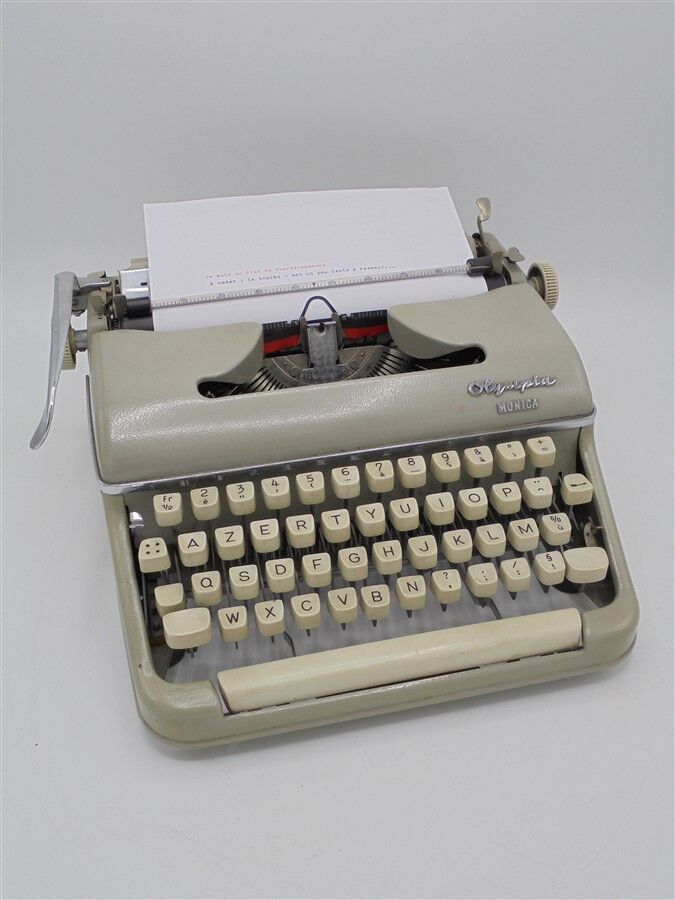 Typewriter Olympia Monica