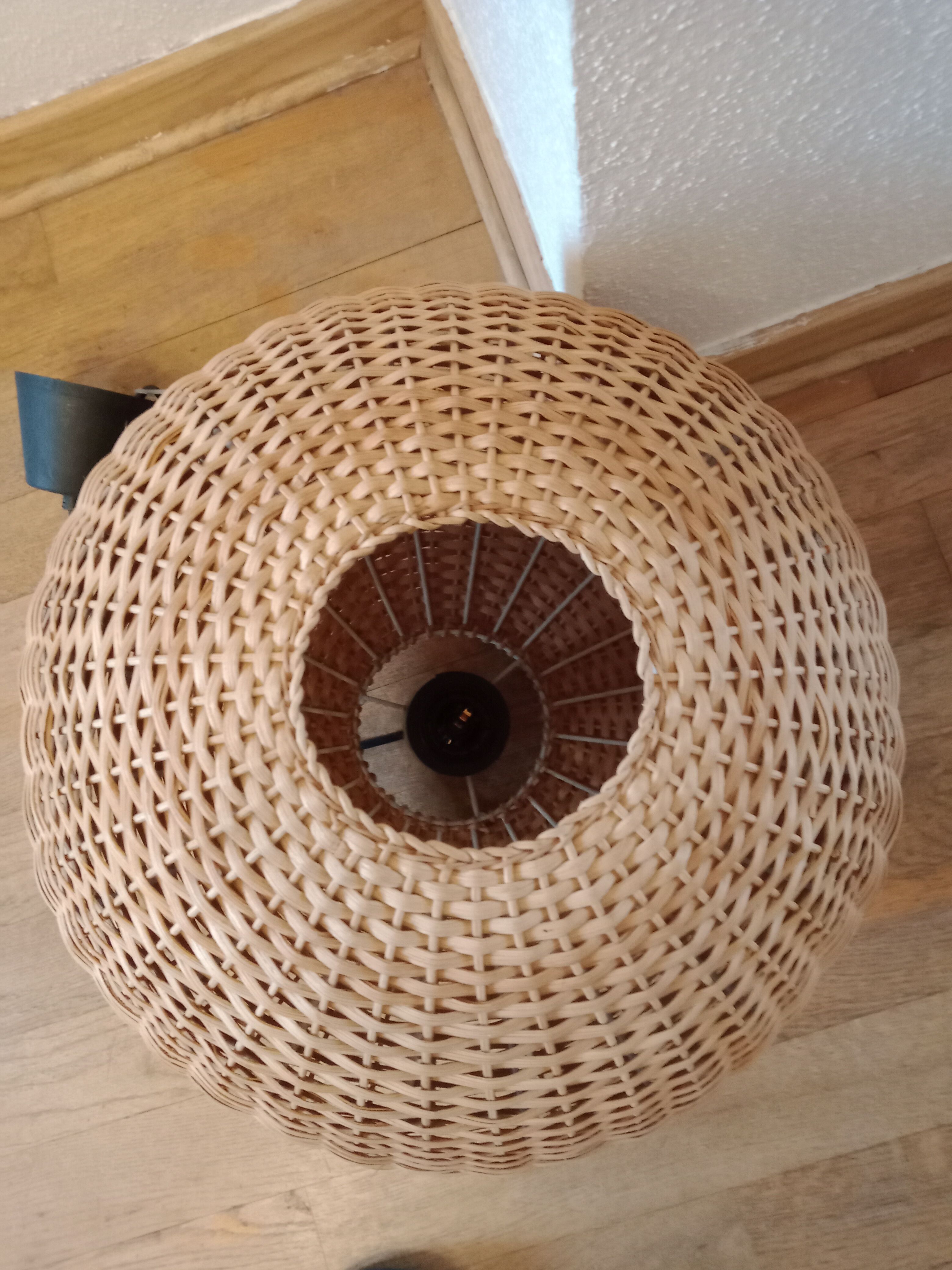 Scandinavian wicker suspension