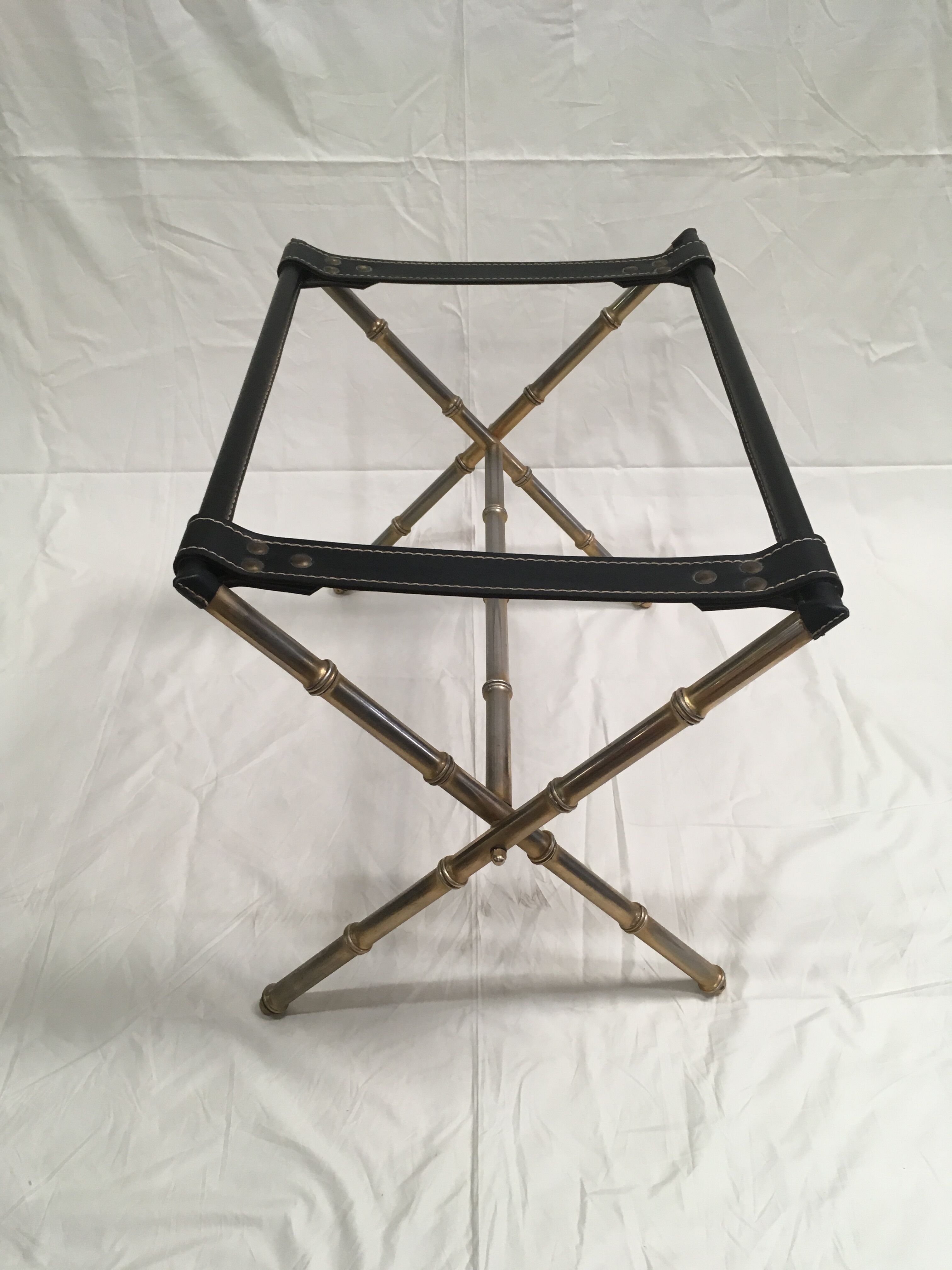 Table d'appoint vintage en laiton et cuir par Jacques Adnet 1950